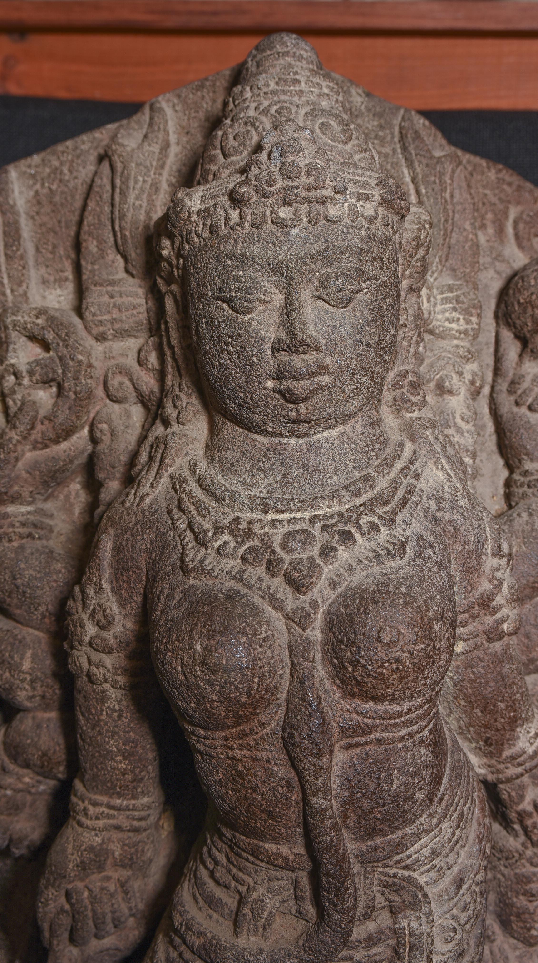 Stein Durga aus Java-Stein-Meisterwerk des 9. Jahrhunderts, groß, authentisch - 9198 (Geschnitzt) im Angebot