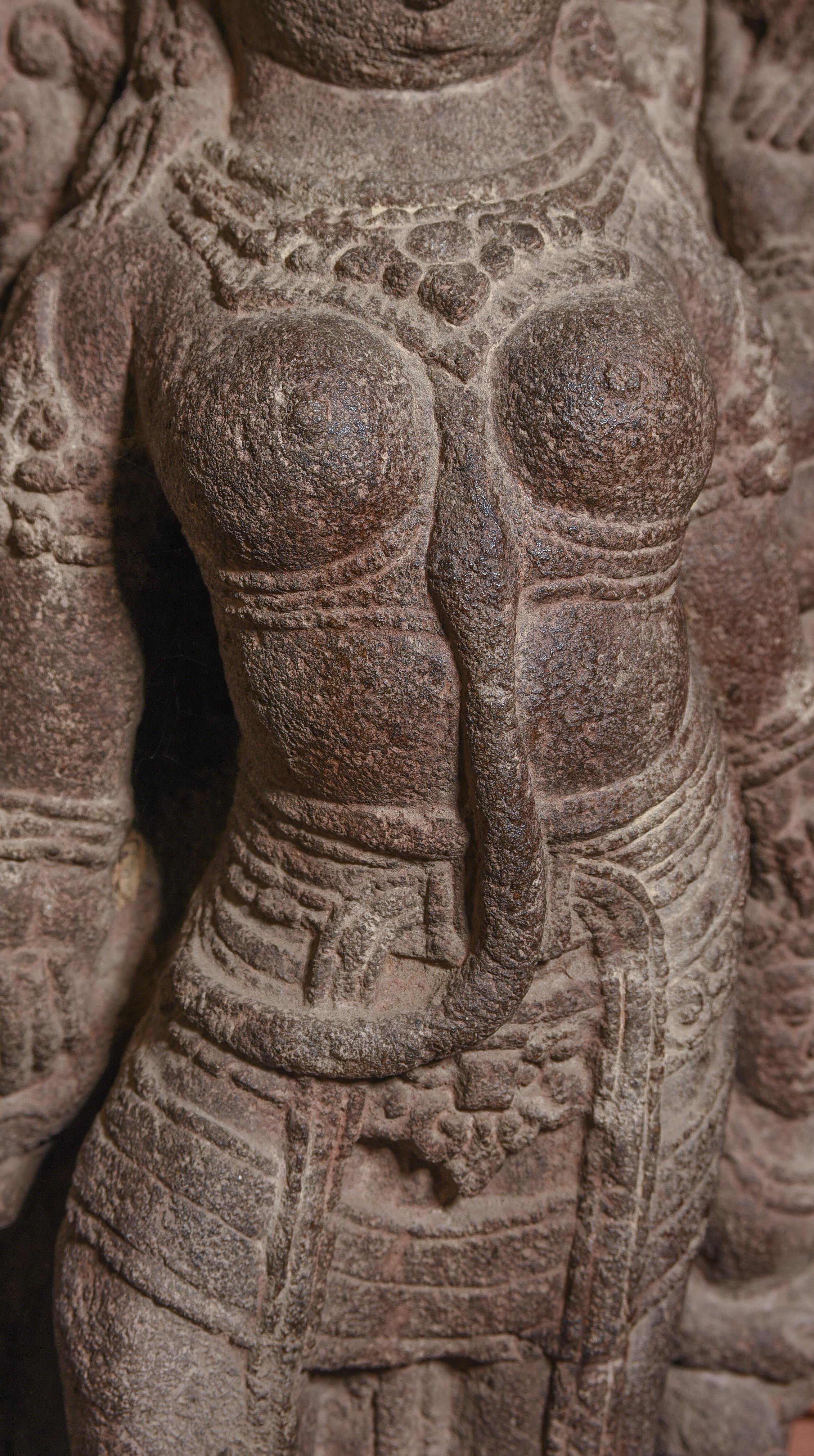 Stein Durga aus Java-Stein-Meisterwerk des 9. Jahrhunderts, groß, authentisch - 9198 im Zustand „Gut“ im Angebot in Ukiah, CA