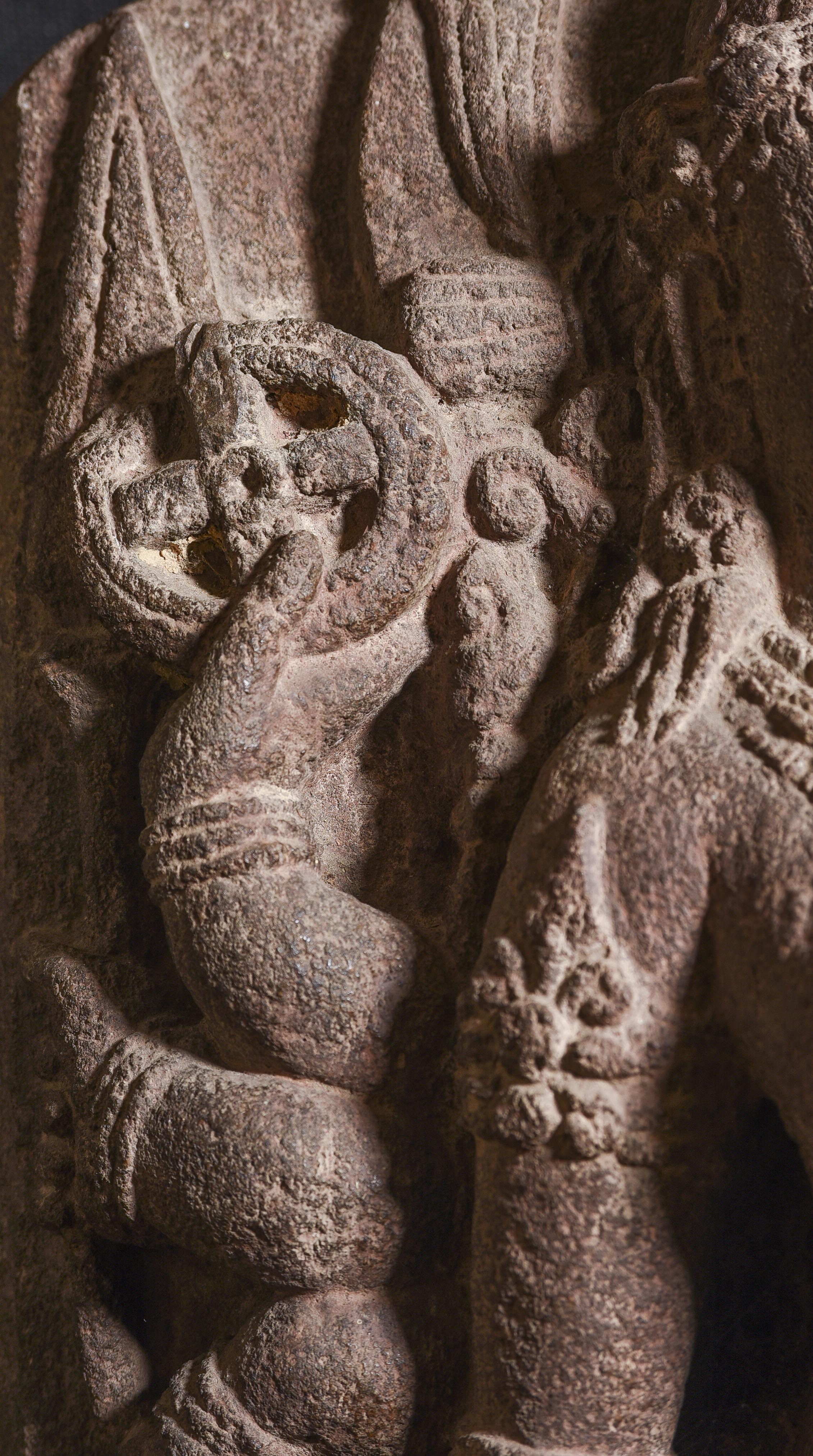 Stein Durga aus Java-Stein-Meisterwerk des 9. Jahrhunderts, groß, authentisch - 9198 (18. Jahrhundert und früher) im Angebot