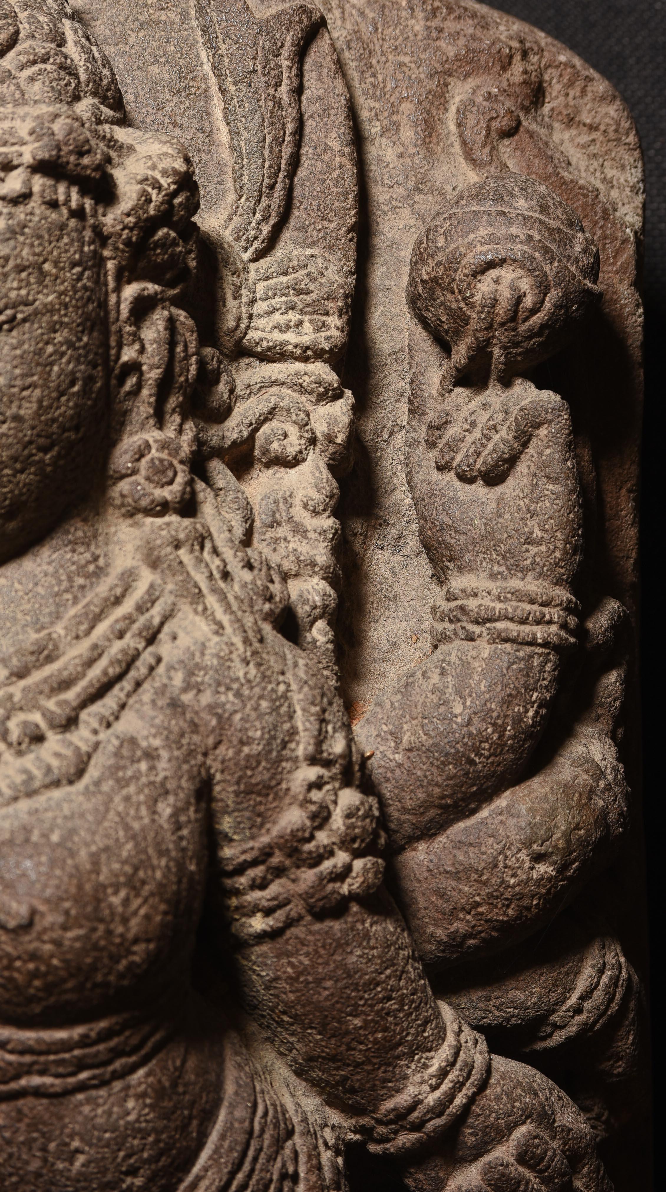 Stein Durga aus Java-Stein-Meisterwerk des 9. Jahrhunderts, groß, authentisch - 9198 im Angebot 2