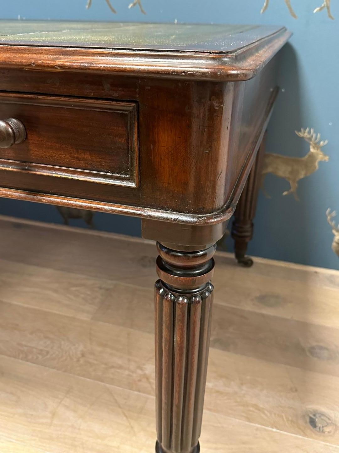 !Table à écrire du 9ème siècle en vente 9