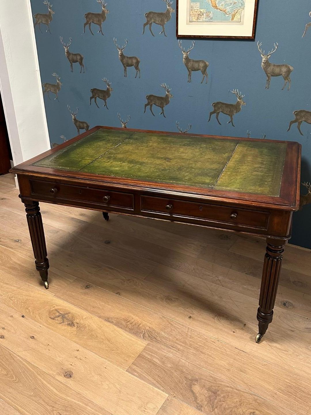Belle table à écrire ancienne en acajou avec 2 tiroirs de chaque côté. Cela signifie que la table peut également être utilisée par 2 personnes. Top en cuir vert mélangé et bordé d'or. La table est en très bon état.

Origine : Angleterre
Période :