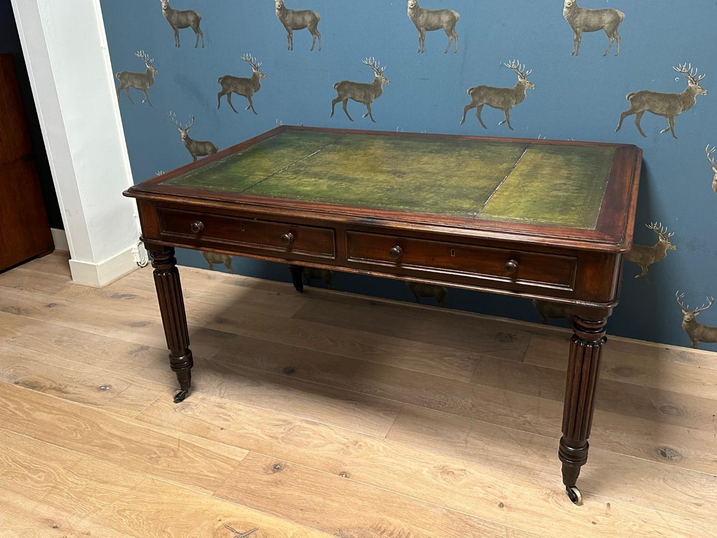 Début de l'époque victorienne !Table à écrire du 9ème siècle en vente
