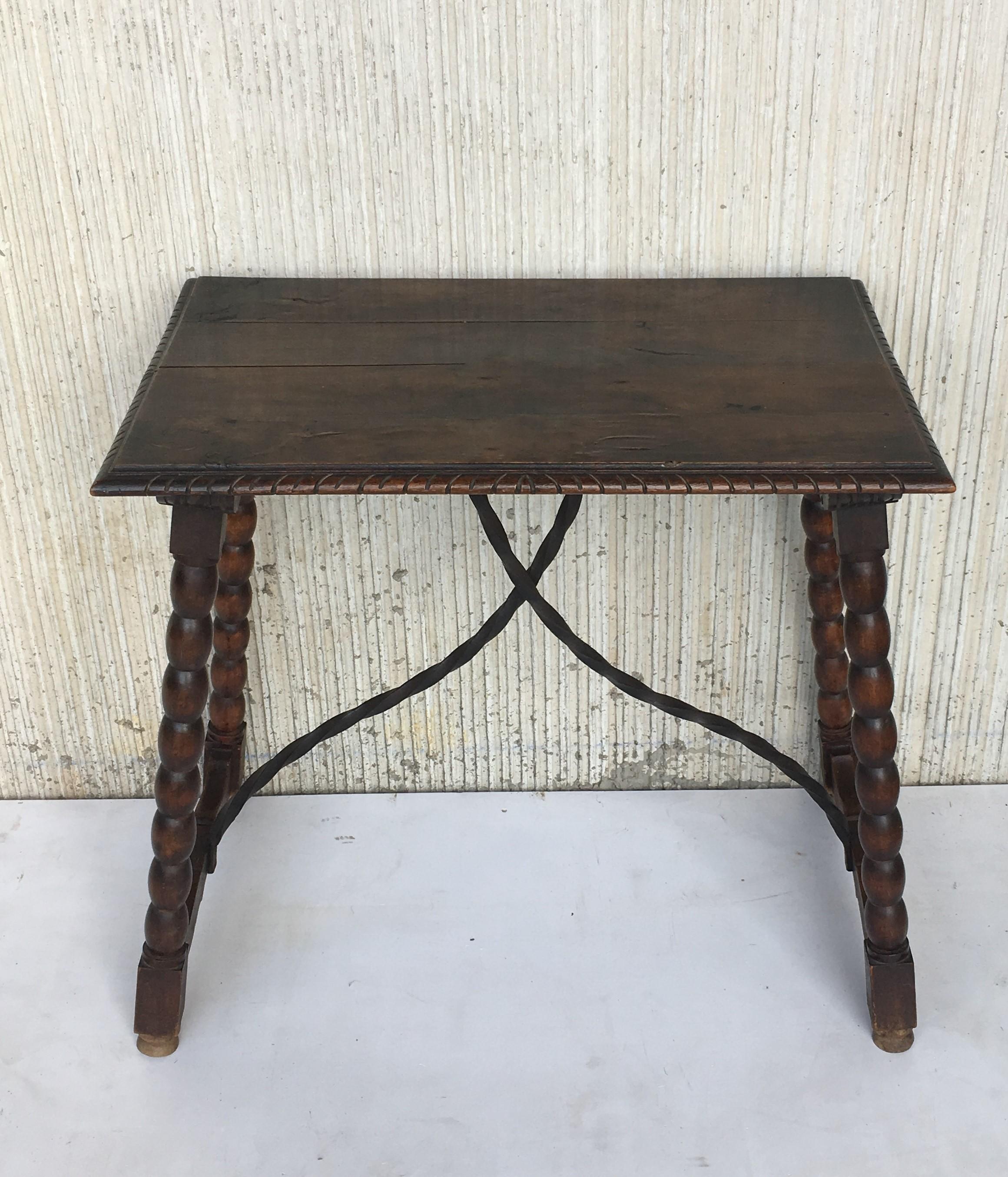 Spanish Baroque Side Table with Iron Stretcher and Carved Top in Walnut (Barock)