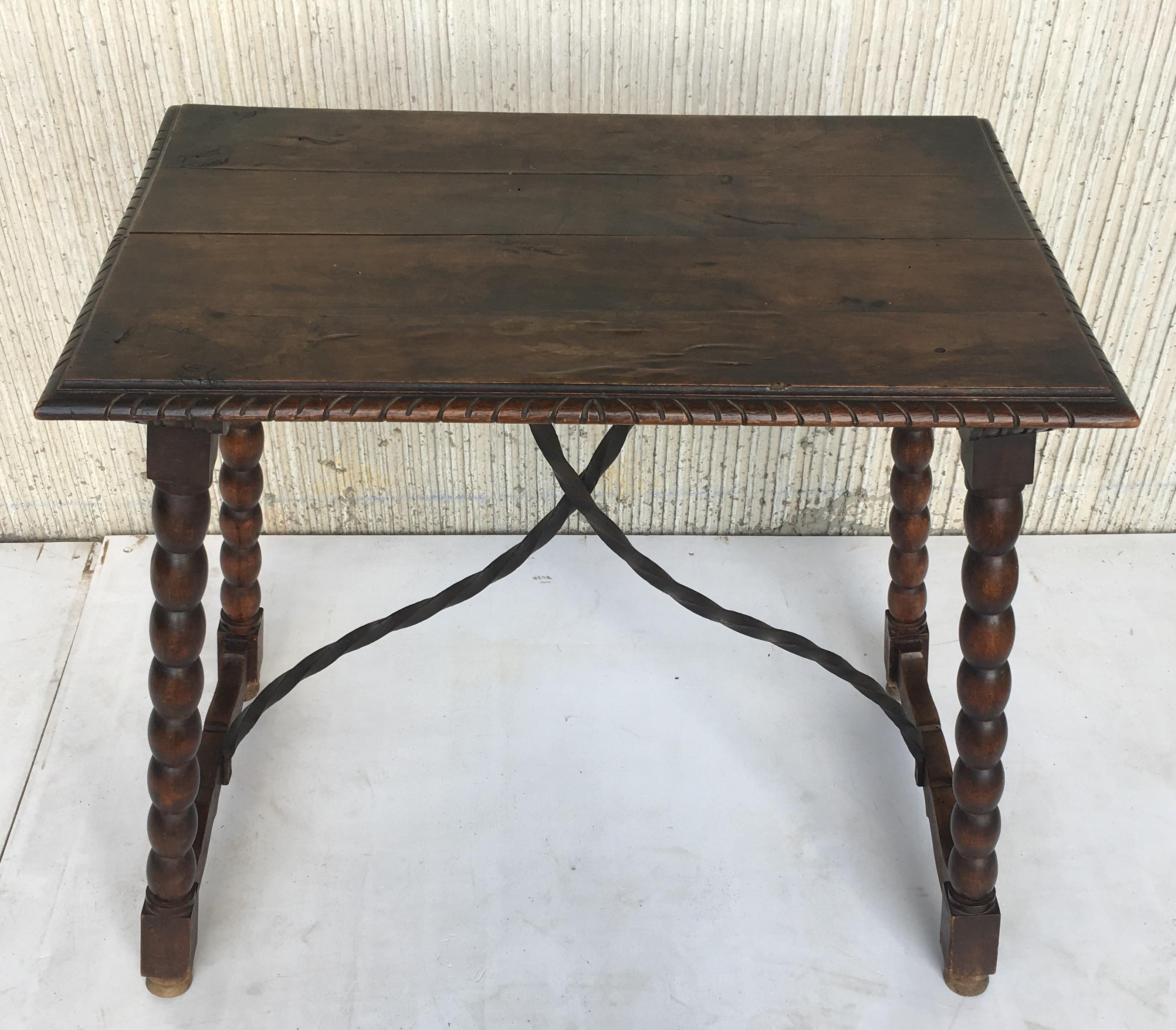 Spanish Baroque Side Table with Iron Stretcher and Carved Top in Walnut (Spanisch)