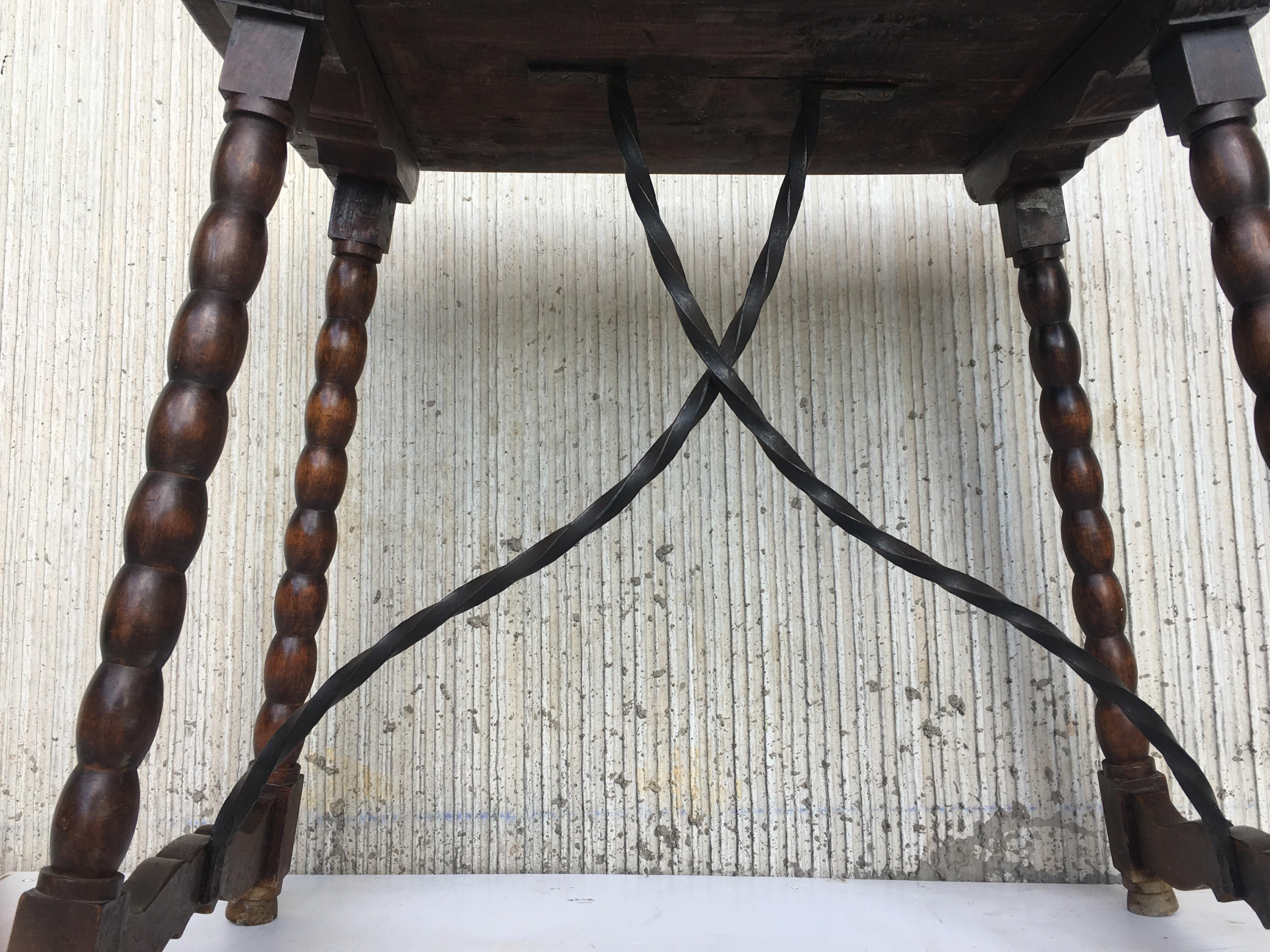Spanish Baroque Side Table with Iron Stretcher and Carved Top in Walnut (19. Jahrhundert)