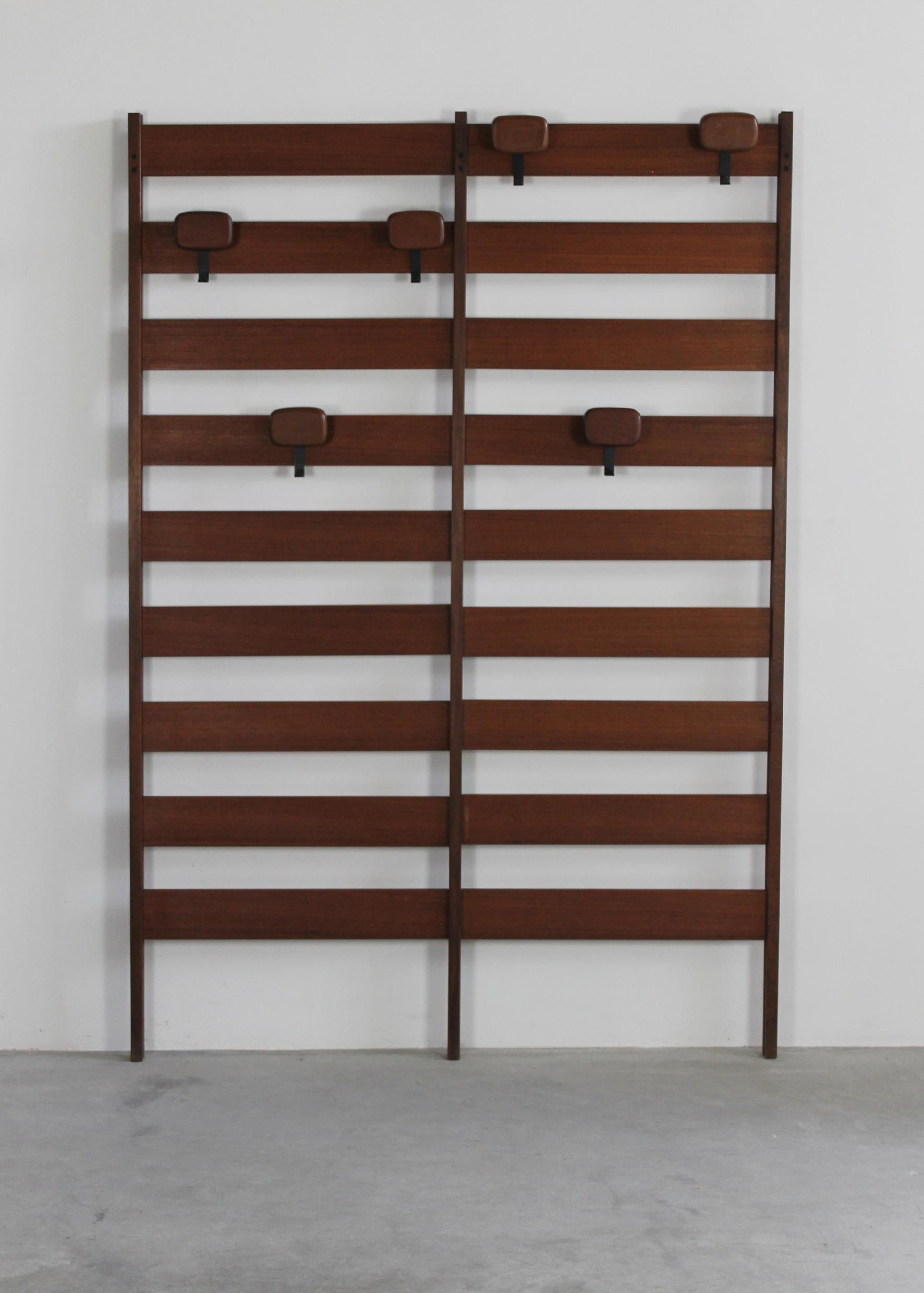 A rectangular-shaped wall coat rack in walnut wood with six hooks (they are removable and they can be moved on the structure as preferred).
Manufactured by Poltronova during the 1960s.

n the 1960s, in a region such as Tuscany which produced