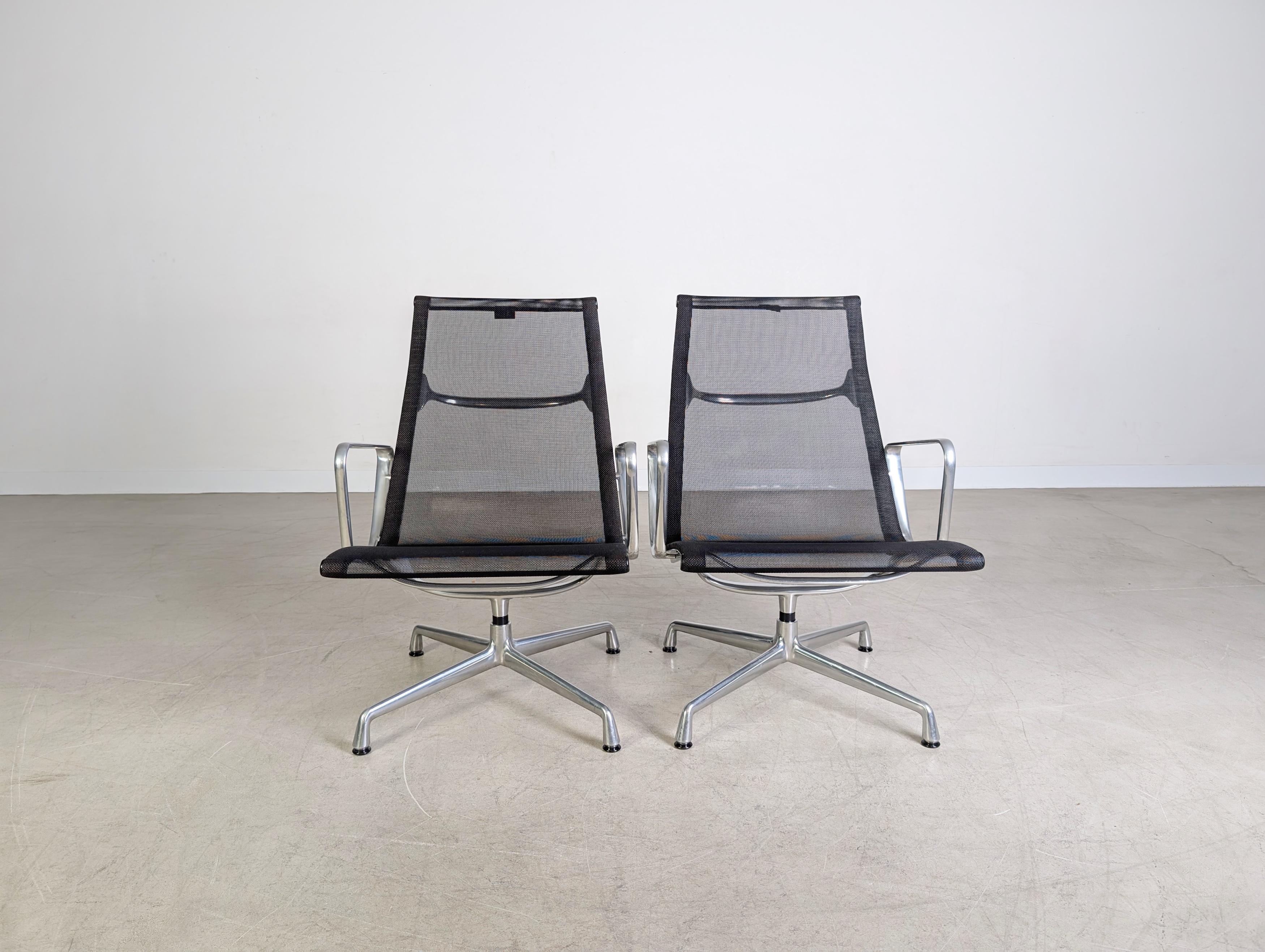Wir bieten neun wunderschöne Vitra EA 115 Stühle mit Netzbezug zum Verkauf an. Die Stühle mit Netzstoff/ Mesh bezogenen Stühle wurden von Charles und Ray Eames entworfen und gelten heute als wahre Designklassiker.

***Preis pro Stück.***

***Bei der