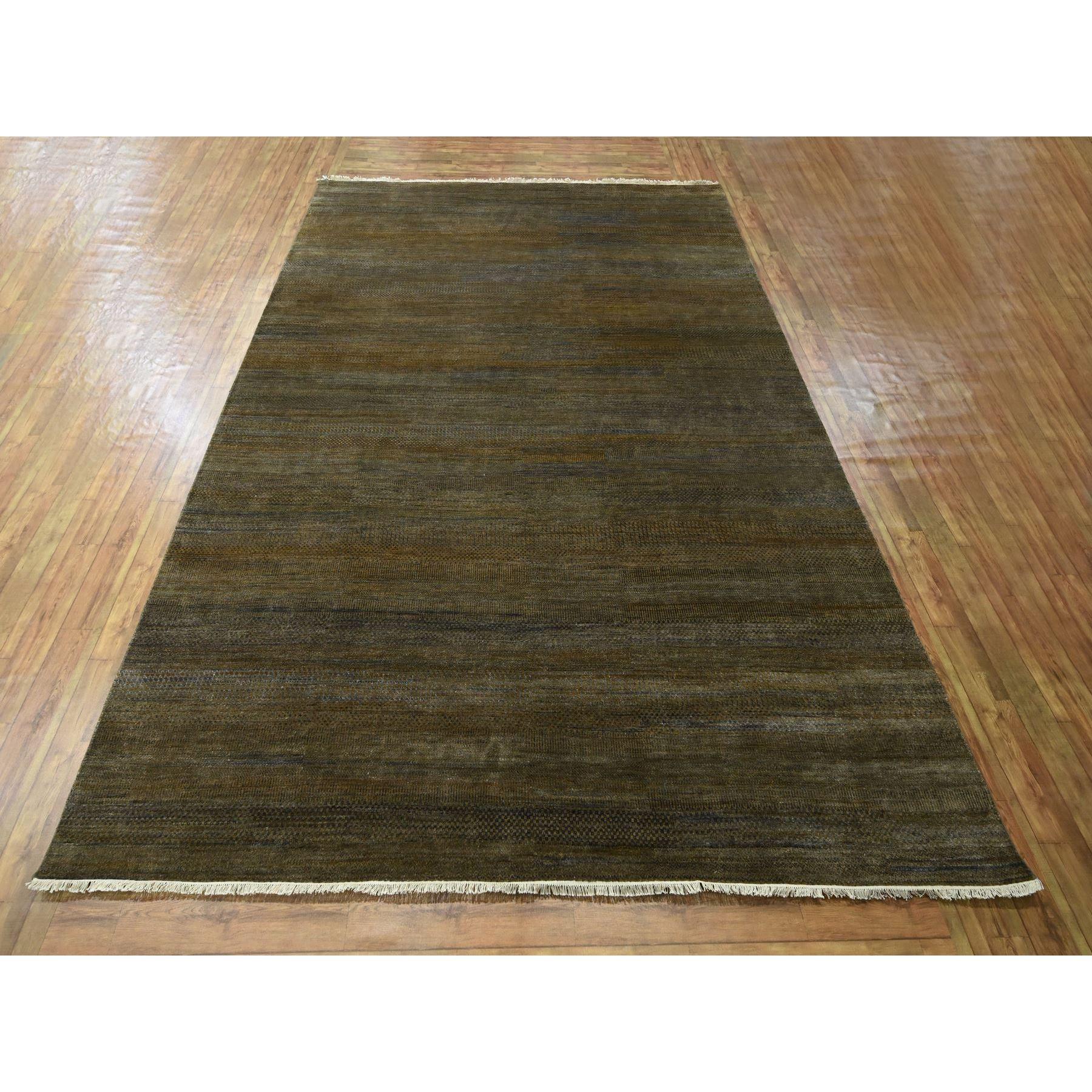 Marrone cioccolato, Design moderno con erba, Annodato a mano, Senza bordi, Trama più fitta, Tono su tono, Lana e seta, Lussureggiante e soffice, Tappeto orientale
Materiali primari: Lana e seta
Lattice: No Pile 
altezza: 0,25 pollici
Stile: