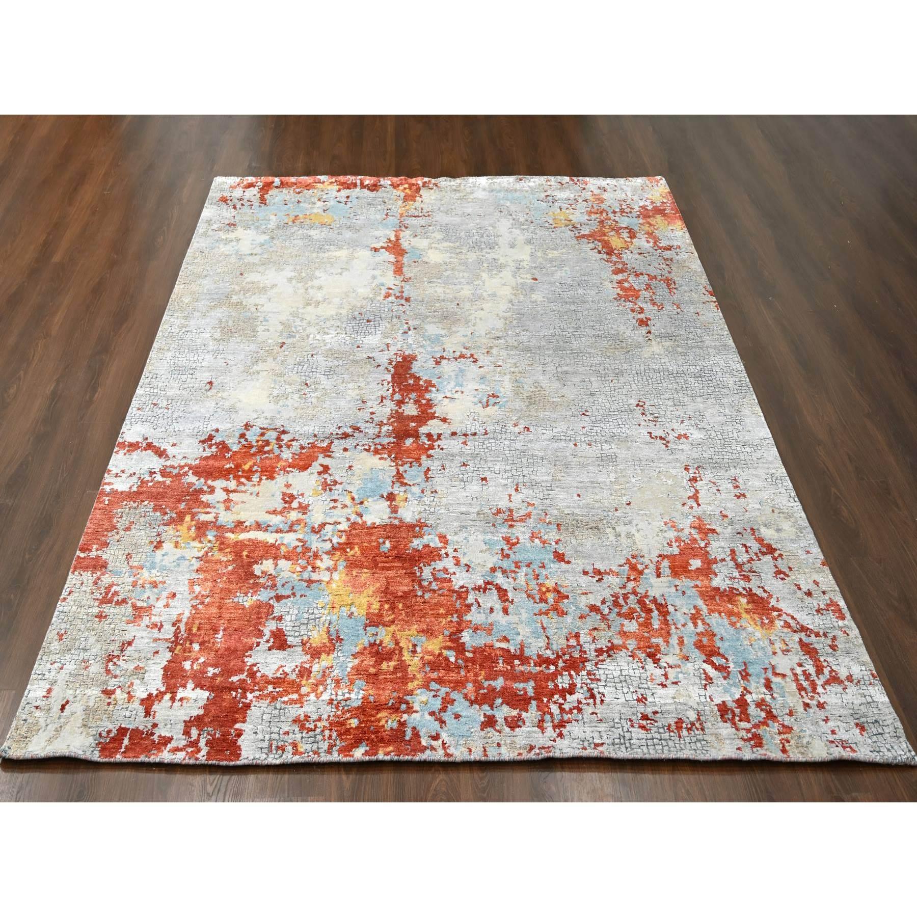 Gebranntes Orange mit Wolkengrau, Abstrakt mit Feuer Mosaik Design, Wolle und Seide, Handgeknüpft, Orientteppich
Primäre MATERIALIEN: Wolle & Seide
Latex: Kein Flor 
Höhe: 0,25 Zoll
Stil: AM Contemporary
Grundfarbe: Orange
Sekundäre Farben: Gelb,