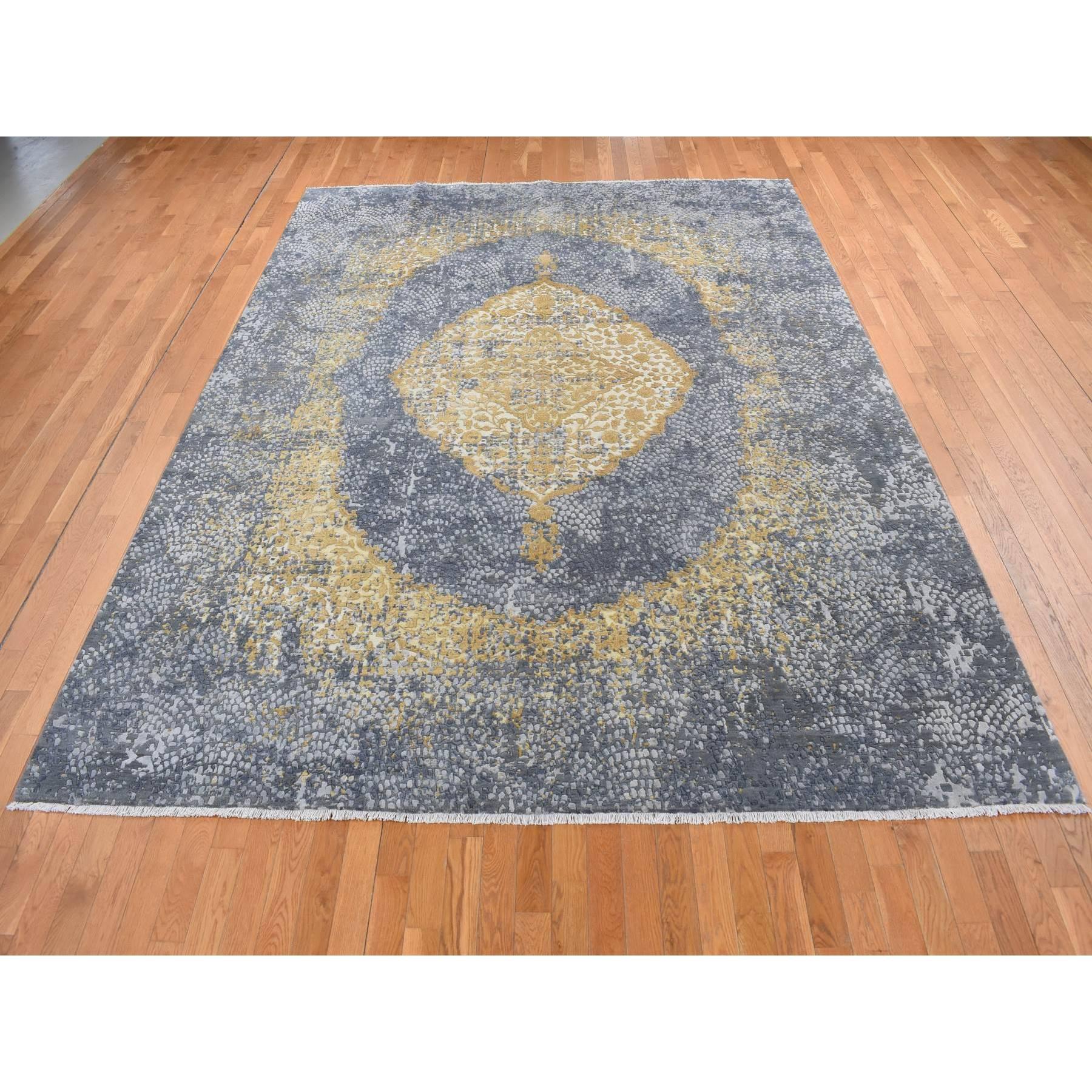Grigio carbone con oro, disegno a medaglione persiano, lana e pura seta, annodato a mano, tappeto orientale
Materiali primari: Lana e pura seta
Lattice: No Pile 
altezza: 0,25 pollici
Stile: Di transizione
Colore primario: Grigio
Colori secondari: