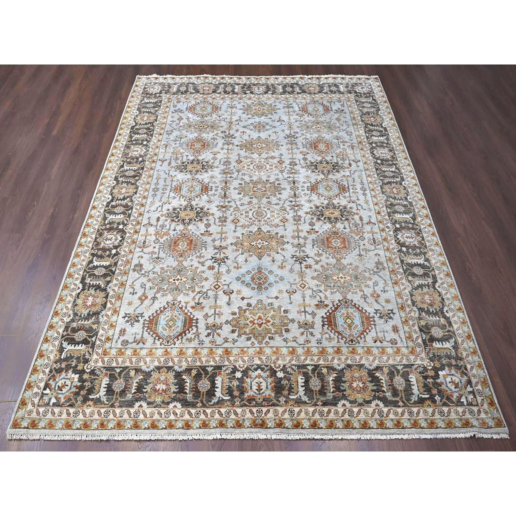 Gris huître, Karajeh Design avec médaillons géométriques, noué à la main, pure laine, tapis d'Orient
Matières premières : Laine
Latex : Pas de poils 
hauteur : 0,25 pouces
Style : Traditionnel
Couleur primaire : Gris
Couleurs secondaires : Moutarde.