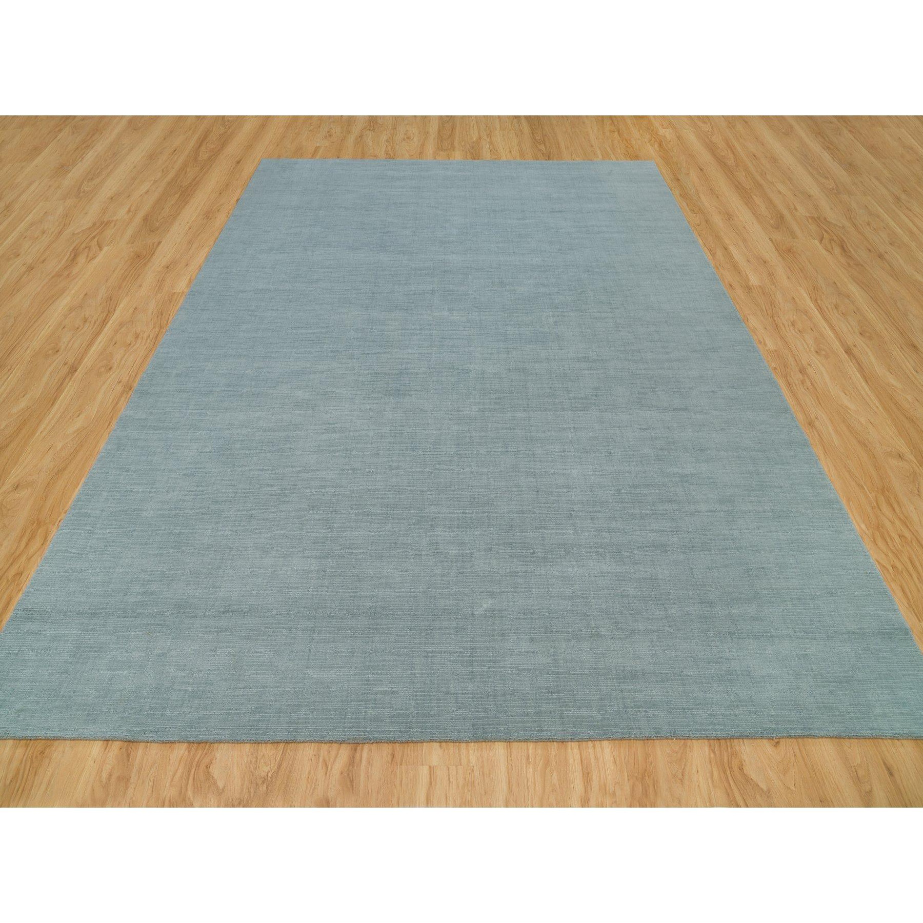 Templeton Gray, Tappeto orientale in lana e seta vegetale annodato a telaio, con pelo morbido e spesso.
Materiali primari: Lana e seta vegetale
Lattice: No Pile 
altezza: 0,25 pollici
Stile: Di transizione
Colore primario: Grigio
Colori secondari: