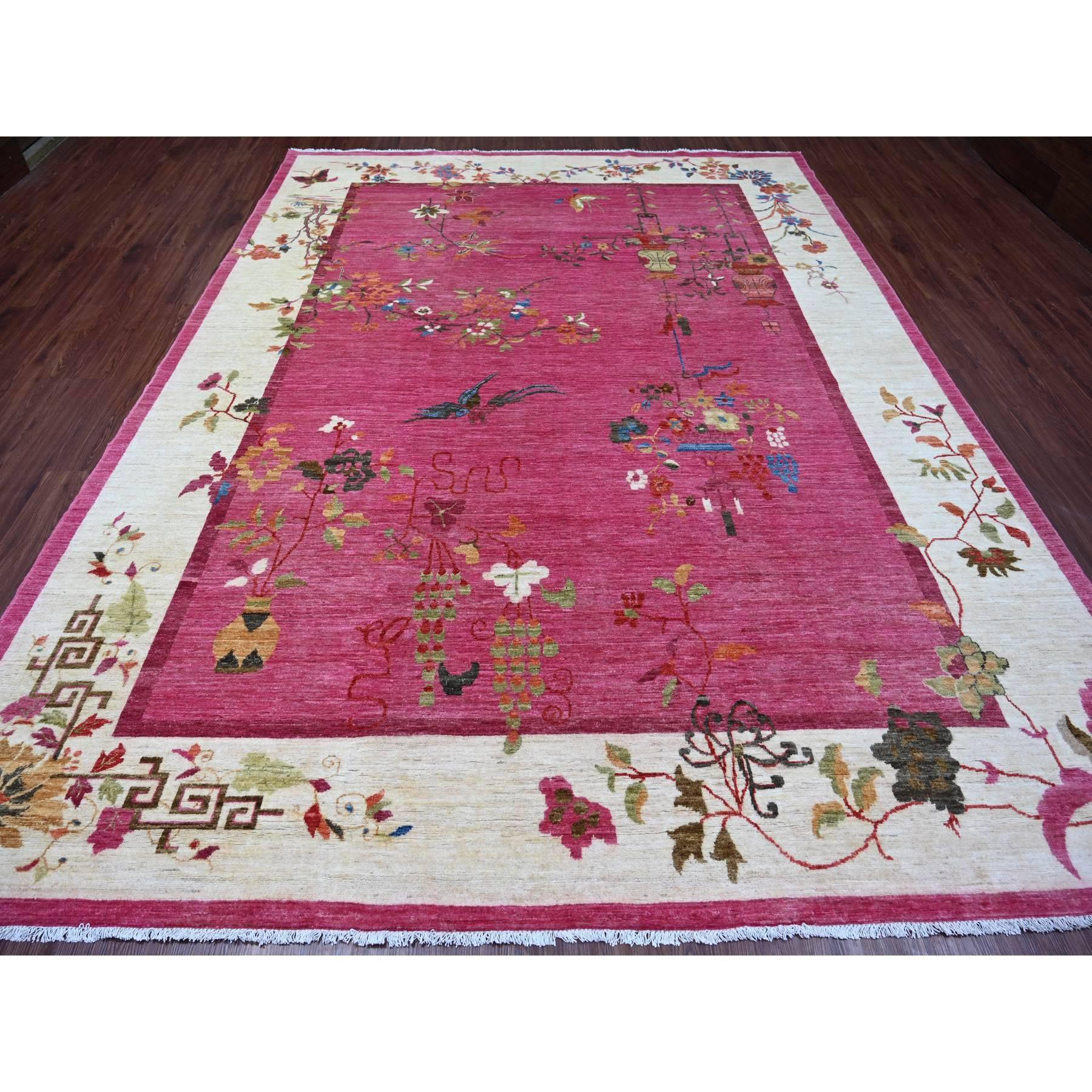 Rosa caldo, pura lana, Peshawar cinese di ispirazione Art Deco, tinture naturali, annodato a mano, tappeto orientale
Materiali primari: Lana
Lattice: No Pile 
altezza: 0,25 pollici
Stile: Di transizione
Colore primario: Rosa
Colori secondari: Verde,