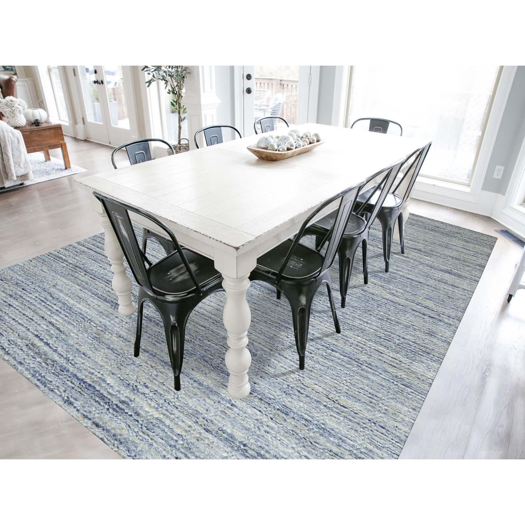 Il s'agit d'un véritable tapis oriental de style transitionnel en laine organique, tissé à la main en vert, avec un motif texturé et varié. Il a été tissé pendant des mois et des mois selon les techniques séculaires de l'artisanat persan par des