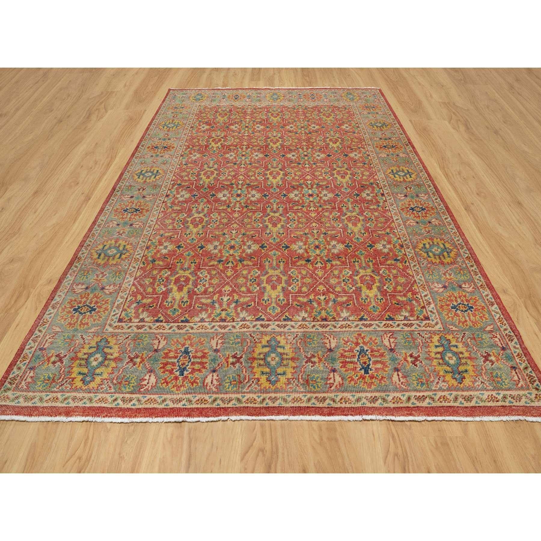 Se trata de una auténtica alfombra oriental, única en su género, de seda con textura de lana, anudada a mano y con un diseño antiguo de Oushak. Ha sido anudada durante meses y meses con técnicas artesanales de tejido centenarias por expertos