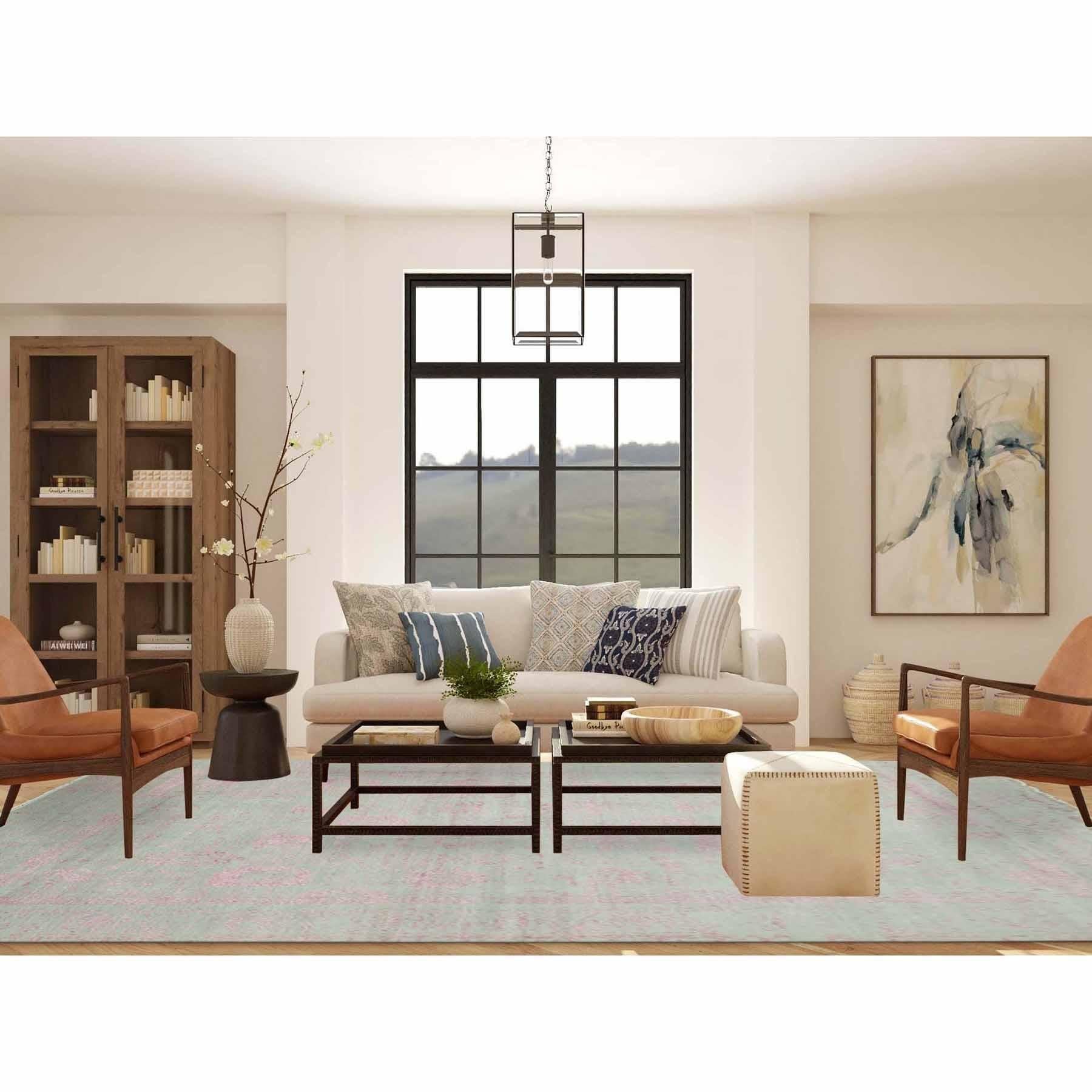 Dies ist eine wirklich echte one-of-a-kind Sage Grau mit einem Hauch von Rosa, gebrochen gelöscht persischen Design Wolle und Seide handgeknüpft, Orientteppich. Es wurde monatelang in jahrhundertealten Webtechniken von erfahrenen Kunsthandwerkern