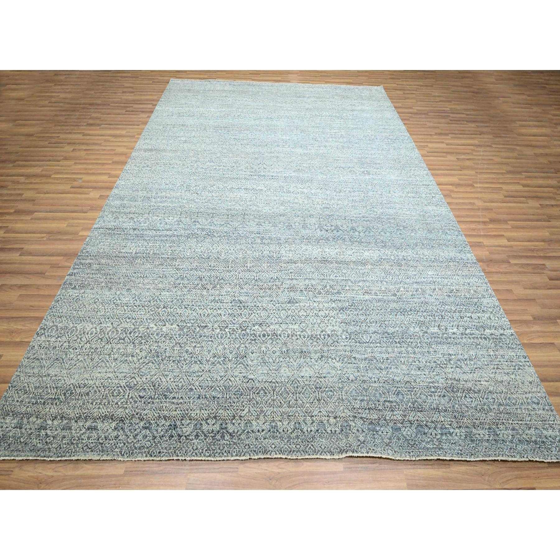 Silberblau, Kohinoor Herat Muster, kleines geometrisches sich wiederholendes Rautenmuster, weiche und glänzende Wolle, handgeknüpft, Orientteppich
Primäre MATERIALIEN: Wolle
Latex: Kein Flor 
Höhe: 0,25 Zoll
Stil: AM Contemporary
Grundfarbe: