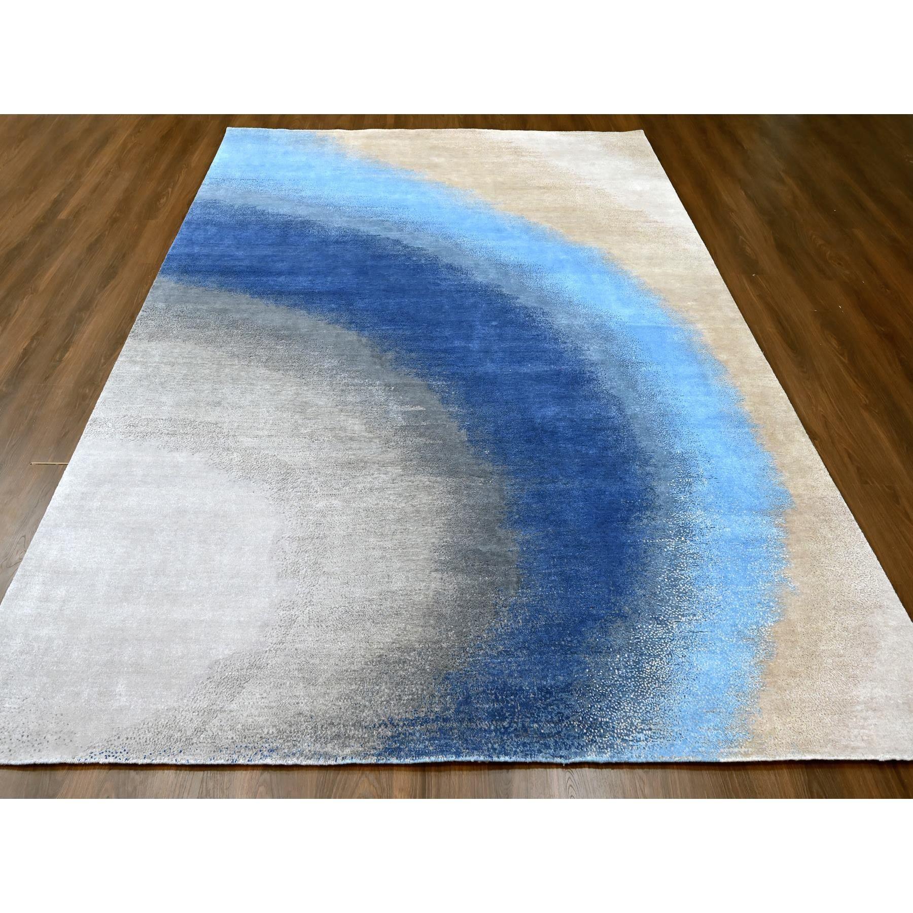 THE SKY AND OCEAN, Modernes Design, dick und plüschig, 100% Wolle, handgeknüpft, Orientteppich
Primäre MATERIALIEN: Wolle
Latex: Kein Flor 
Höhe: 0,25 Zoll
Stil: Transitional
Grundfarbe: Blau
Sekundäre Farben: Helles Grau, Alaskanblau, Mayablau,