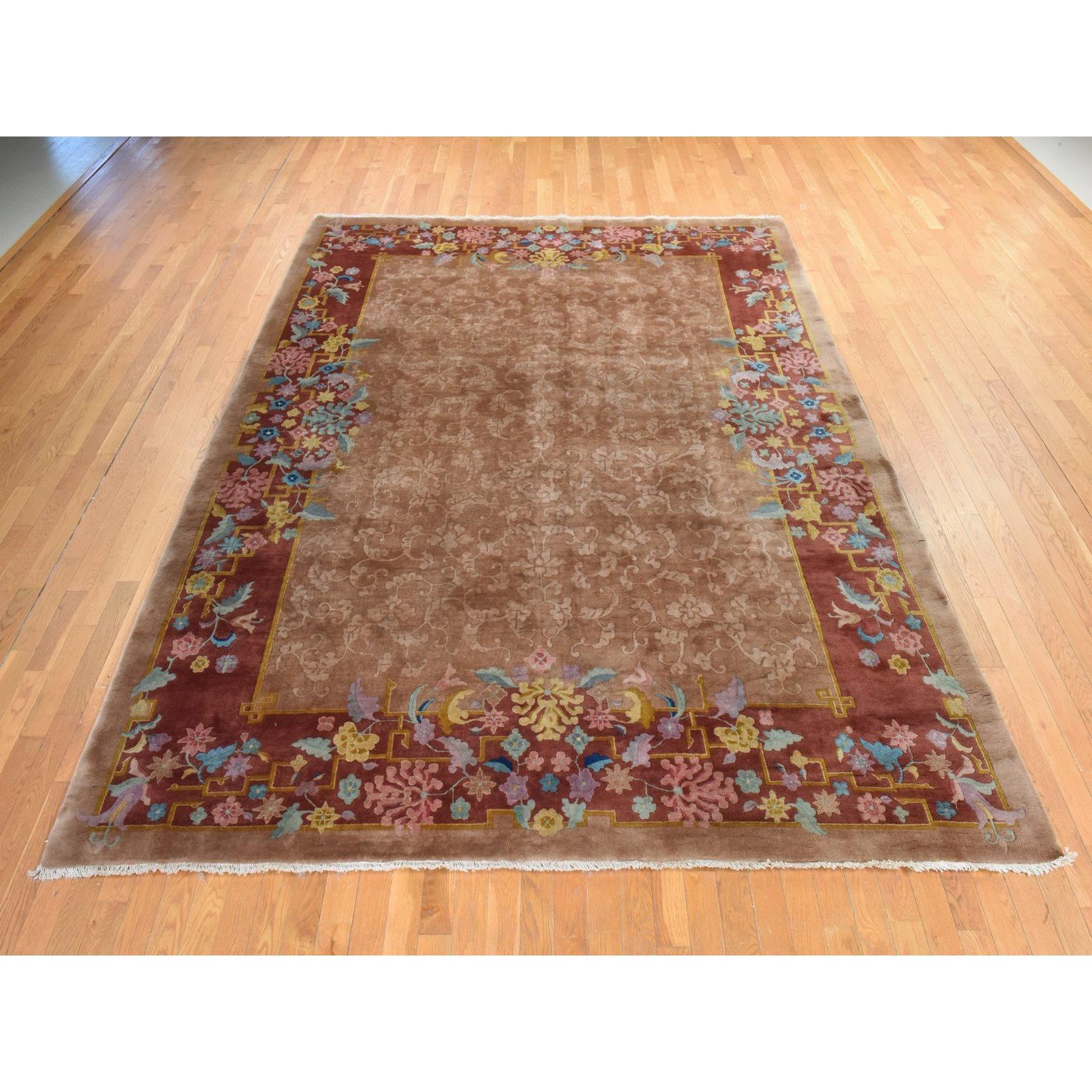 Tumbleweed Braun, Antiker Chinesischer Art Deco Teppich, Nichols, Voller Plüschflor, Sauber und Weich, Ton in Ton, All Over Design, 100% Wolle, Handgeknüpft, Orientalisch
Primäre MATERIALIEN: Wolle
Latex: Kein Flor 
Höhe: 0,25 Zoll
Stil: