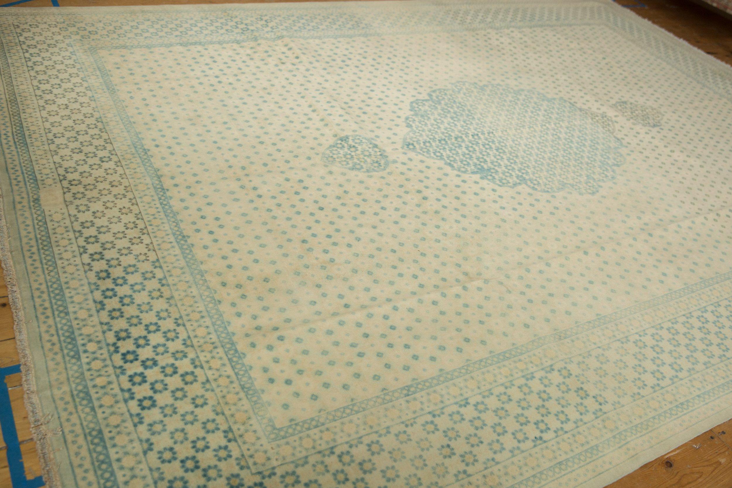 Tappeto bulgaro d'epoca con design Tabriz, rovinato e rovinato in vendita 3