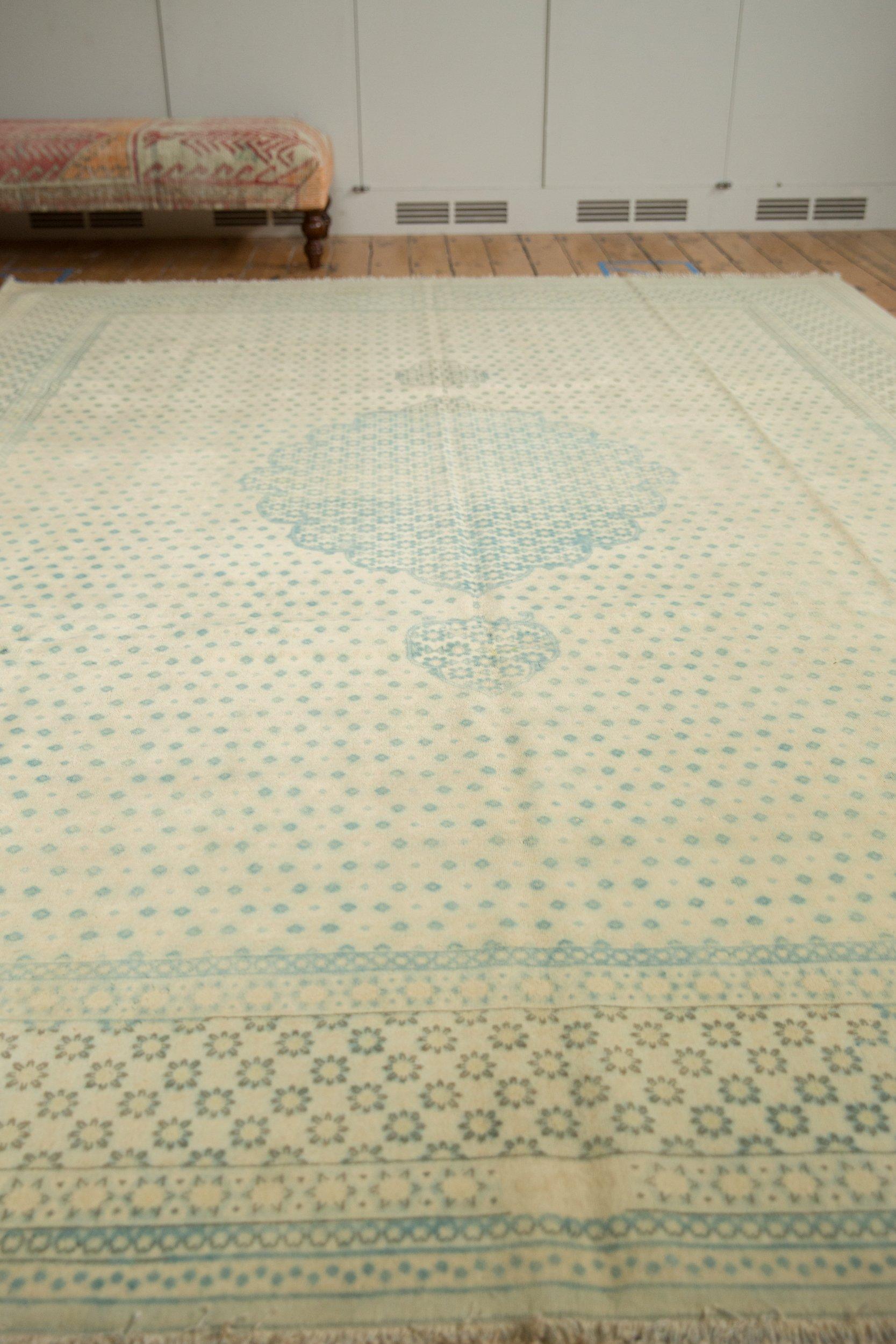 Tappeto bulgaro d'epoca con design Tabriz, rovinato e rovinato in vendita 4