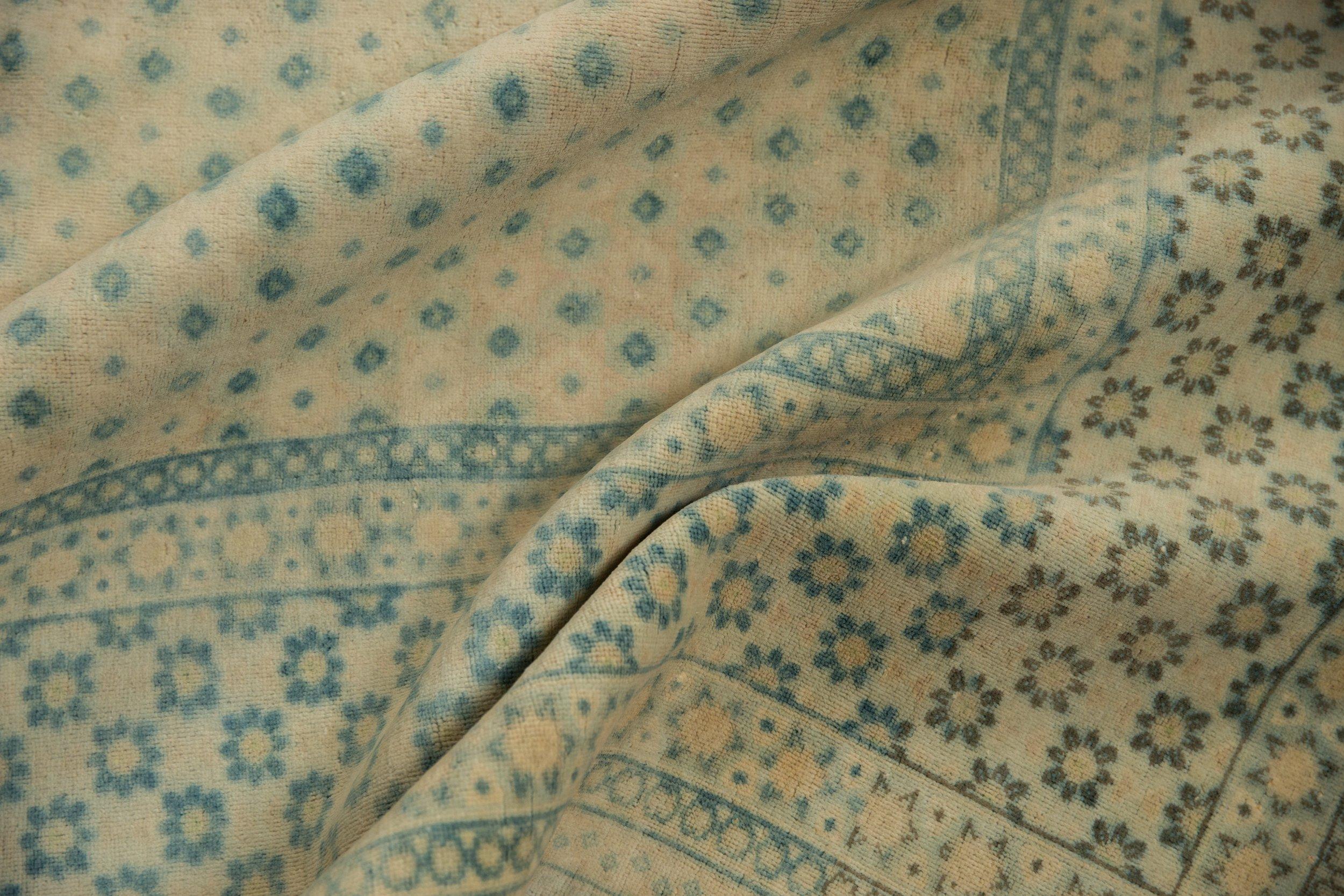 Bulgaro Tappeto bulgaro d'epoca con design Tabriz, rovinato e rovinato in vendita