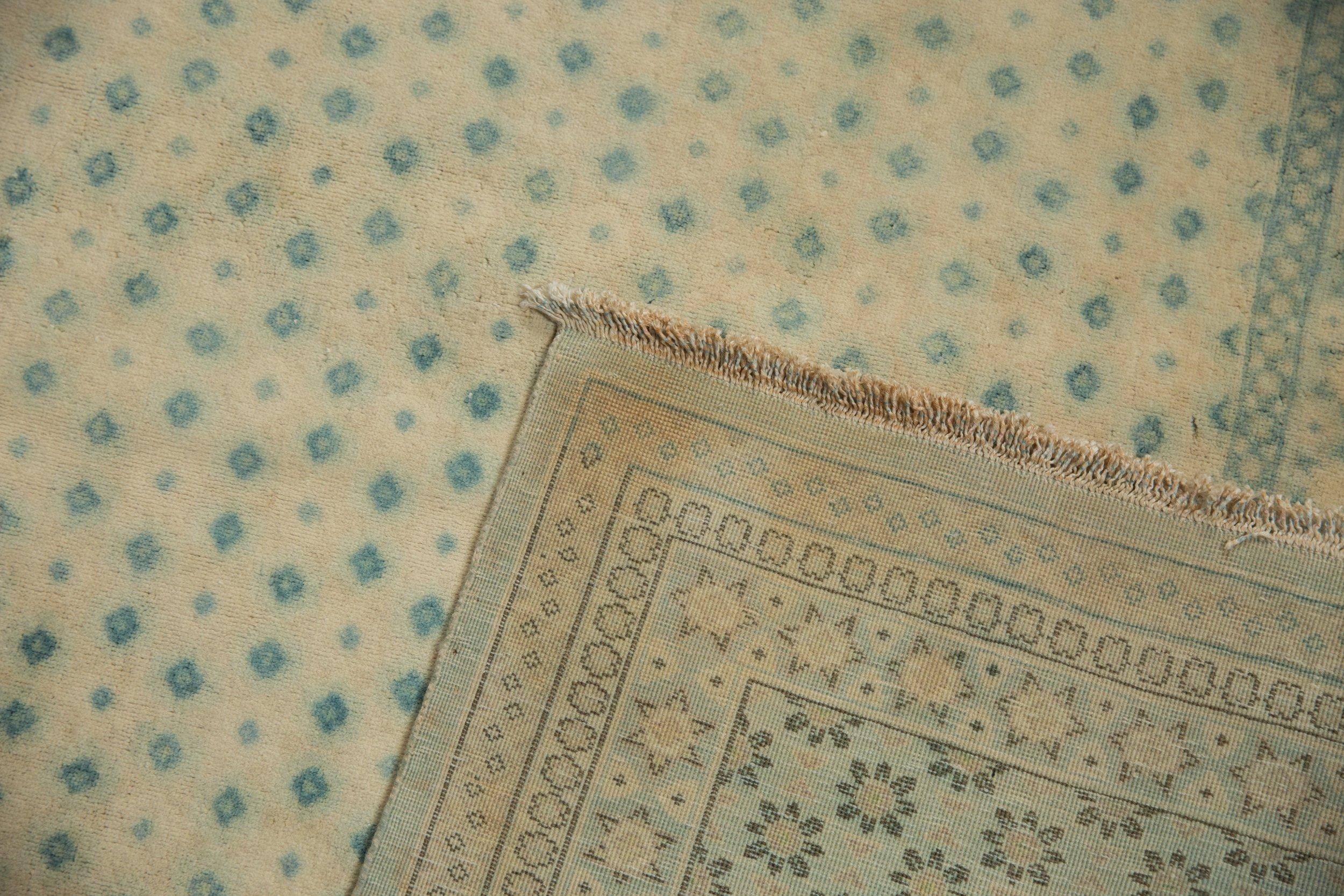 Annodato a mano Tappeto bulgaro d'epoca con design Tabriz, rovinato e rovinato in vendita
