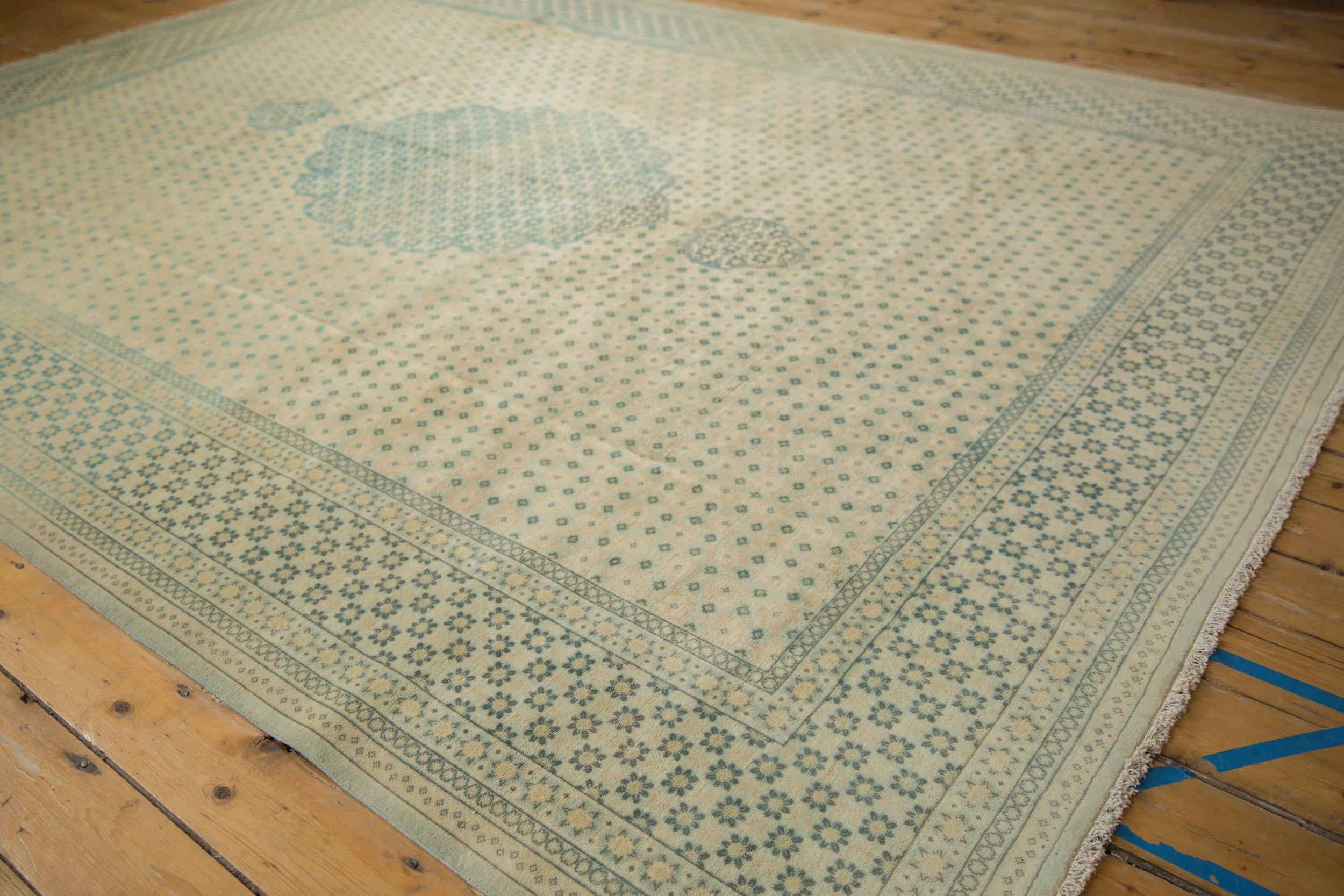Tappeto bulgaro d'epoca con design Tabriz, rovinato e rovinato in vendita 2