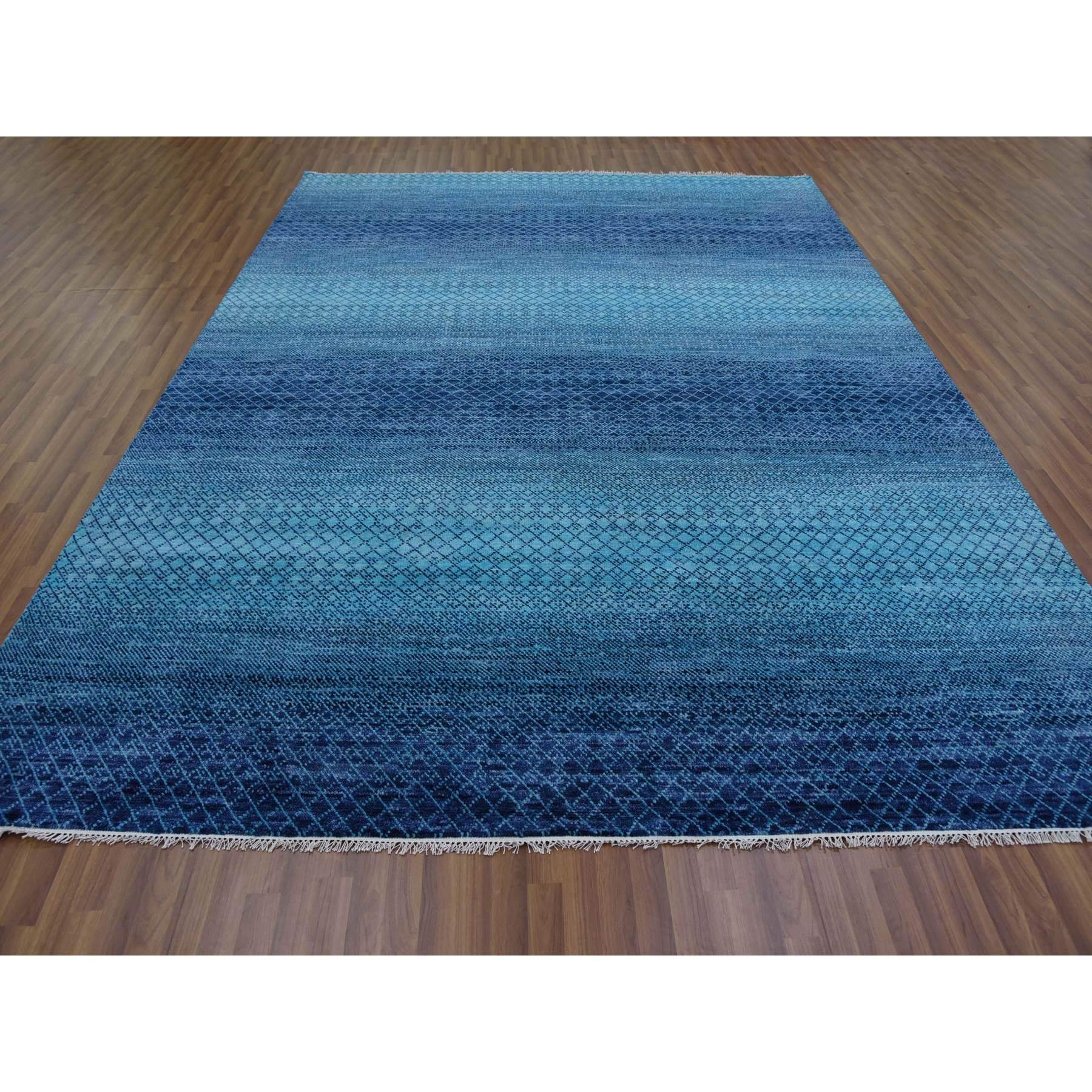 Dies ist eine wirklich echte one-of-a-kind Blau, reine Wolle handgeknüpft, Modern Chiaroscuro Collection Dick und Plüsch, Orientteppich. Es wurde monatelang von erfahrenen Kunsthandwerkern in jahrhundertealten Webtechniken geknüpft.
Primäre