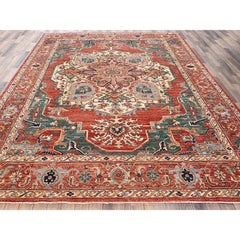 Tapis Serapi Heriz rouge corail, 2,74 m x 3,53 m, motif médaillon, noué à la main, 100 % laine