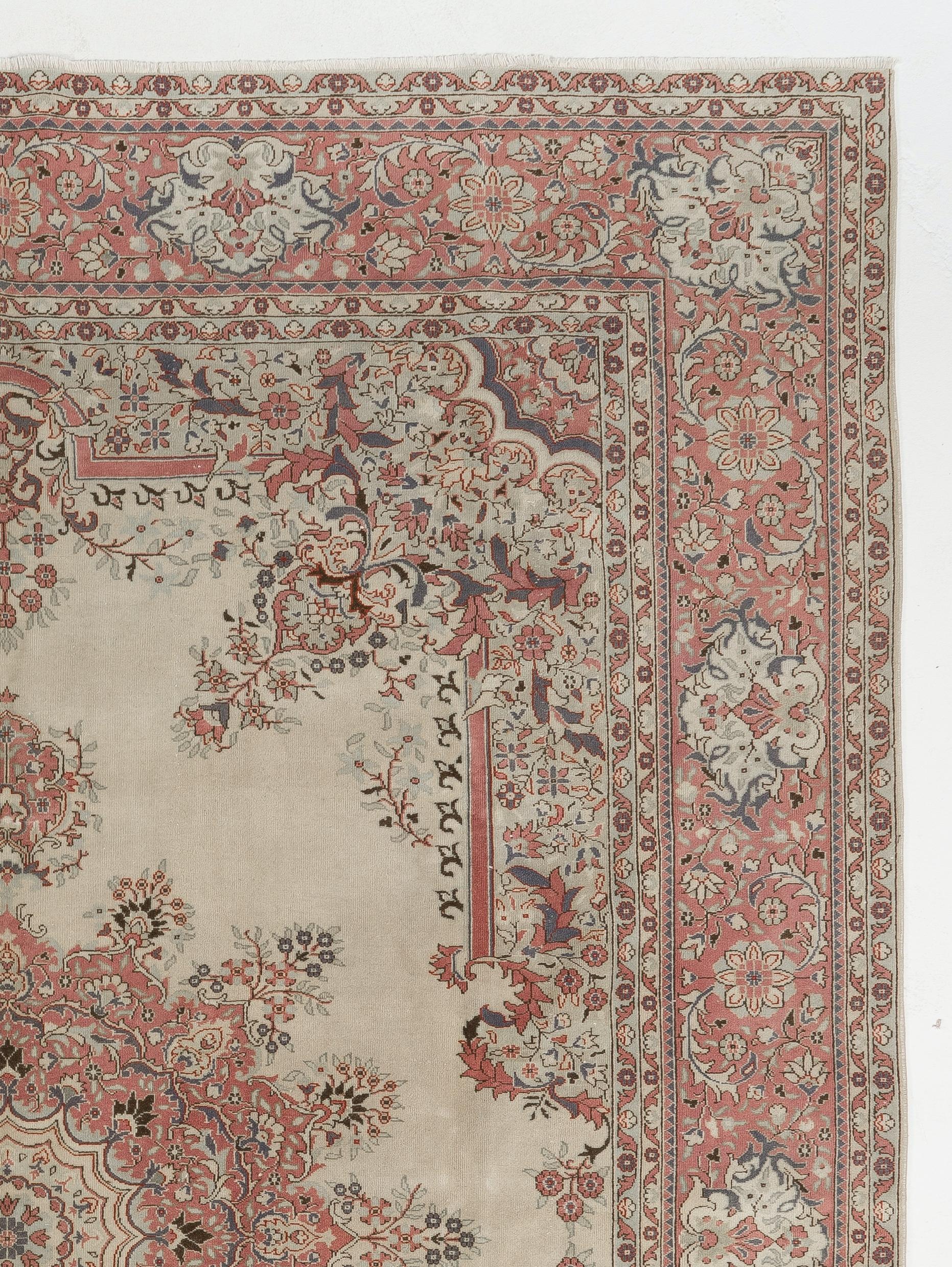 Ein hervorragender türkischer Hereke-Teppich aus der Mitte des 20. Jahrhunderts mit einem eleganten Medaillon-Muster aus den 1950er Jahren.
Der Teppich ist aus mittelhohem Wollflor auf Wollunterlage gefertigt. Es ist schwer und liegt flach auf dem