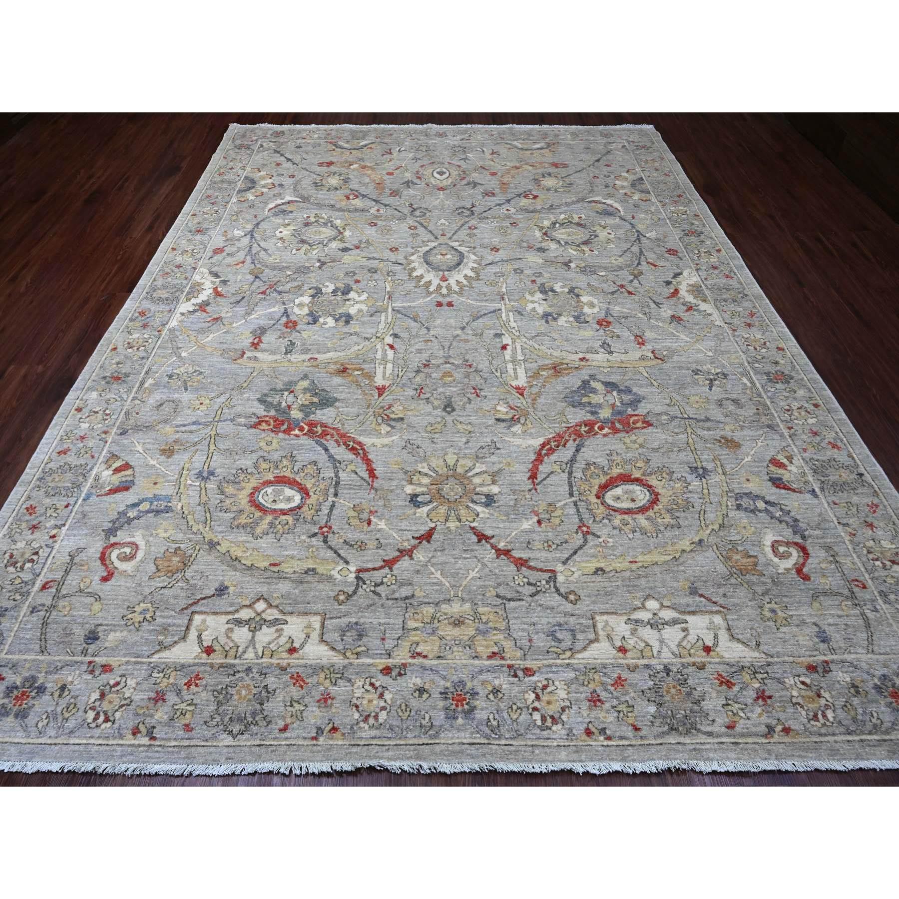 Grigio nebbioso, Peshawar con disegno di foglie di falce, lana di alta montagna, annodato a mano, tinture naturali, tessuto fitto, Tappeto orientale
Materiali primari: Lana
Lattice: No Pile 
altezza: 0,25 pollici
Stile: Di transizione
Colore