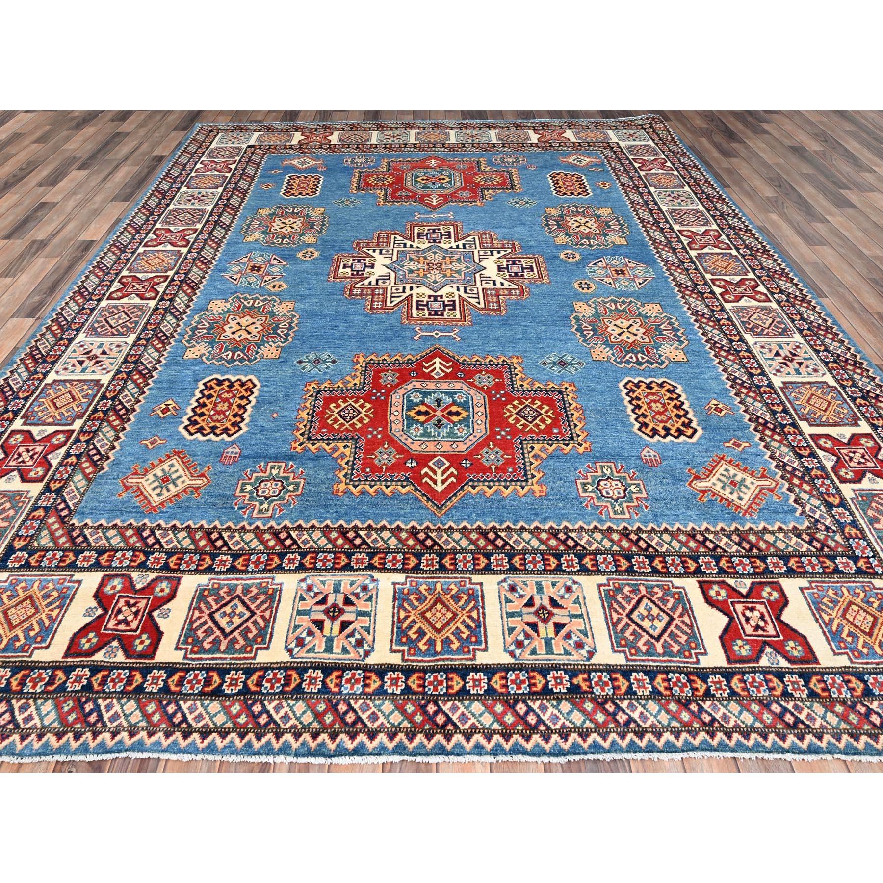 Si tratta di un autentico tappeto orientale Kazak speciale, annodato a mano, in pura lana, unico nel suo genere. È stato annodato per mesi e mesi con tecniche di tessitura secolari da esperti artigiani.
Materiali primari: Lana
Lattice: No Pile