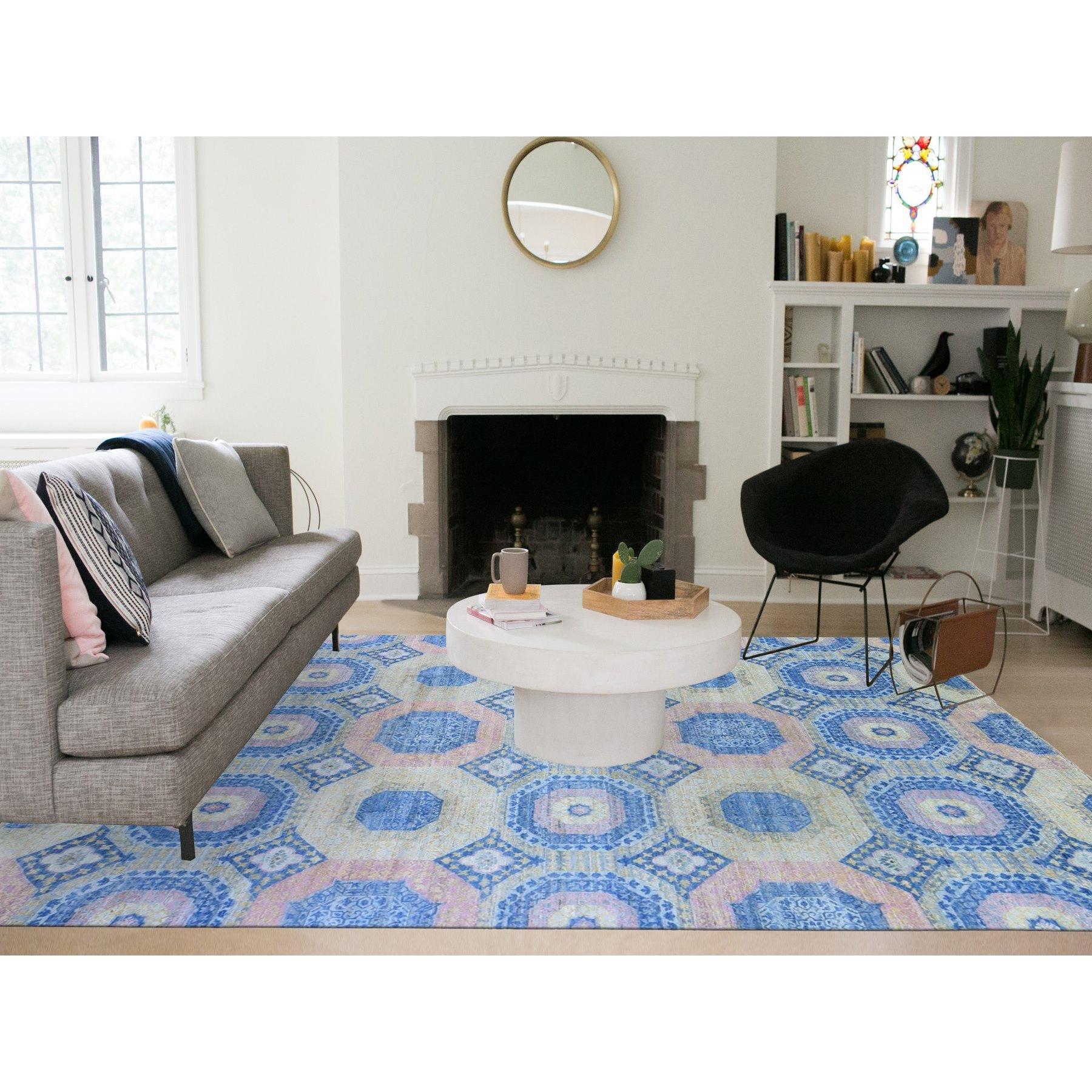 Denim Blue Mamluke Wiederholendes Design mit Pastellfarben Handgeknüpfter Orientteppich aus reiner Wolle
Primäre MATERIALIEN: Wolle
Latex: Kein Flor 
Höhe: 0,25 Zoll
Stil: Transitional
Grundfarbe: Blau
Sekundäre Farben: Hellgelb, Hellblau,