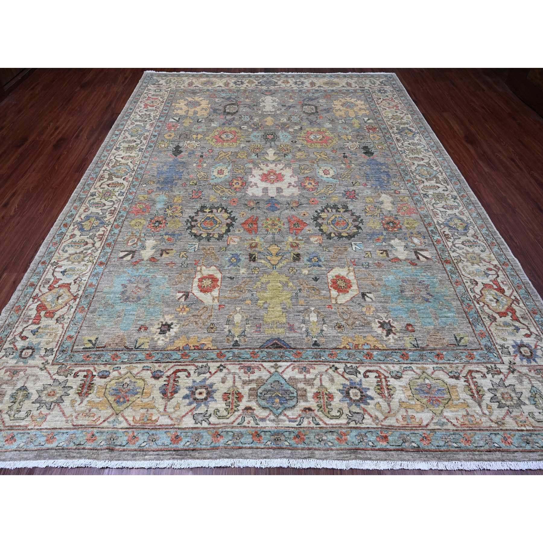 Grigio fossile, Collezione Aryana, Peshawar afgano con disegno Heriz su tutta la superficie, Tinture vegetali, Annodato a mano, Pura lana, Tessuto fitto, Tappeto orientale
Materiali primari: Lana
Lattice: No Pile 
altezza: 0,25 pollici
Stile: