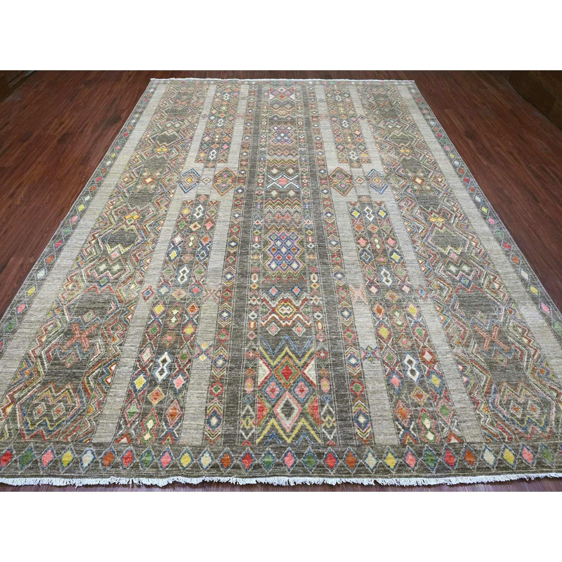 Sonic Grau, Marokkanischer Berber-Einfluss mit geometrischem Muster, Hochgebirgswolle, dichtere Webart, Handgeknüpft, Orientteppich
Primäre MATERIALIEN: Wolle
Latex: Kein Flor 
Höhe: 0,25 Zoll
Stil: Traditionell
Grundfarbe: Grau
Sekundäre Farben:
