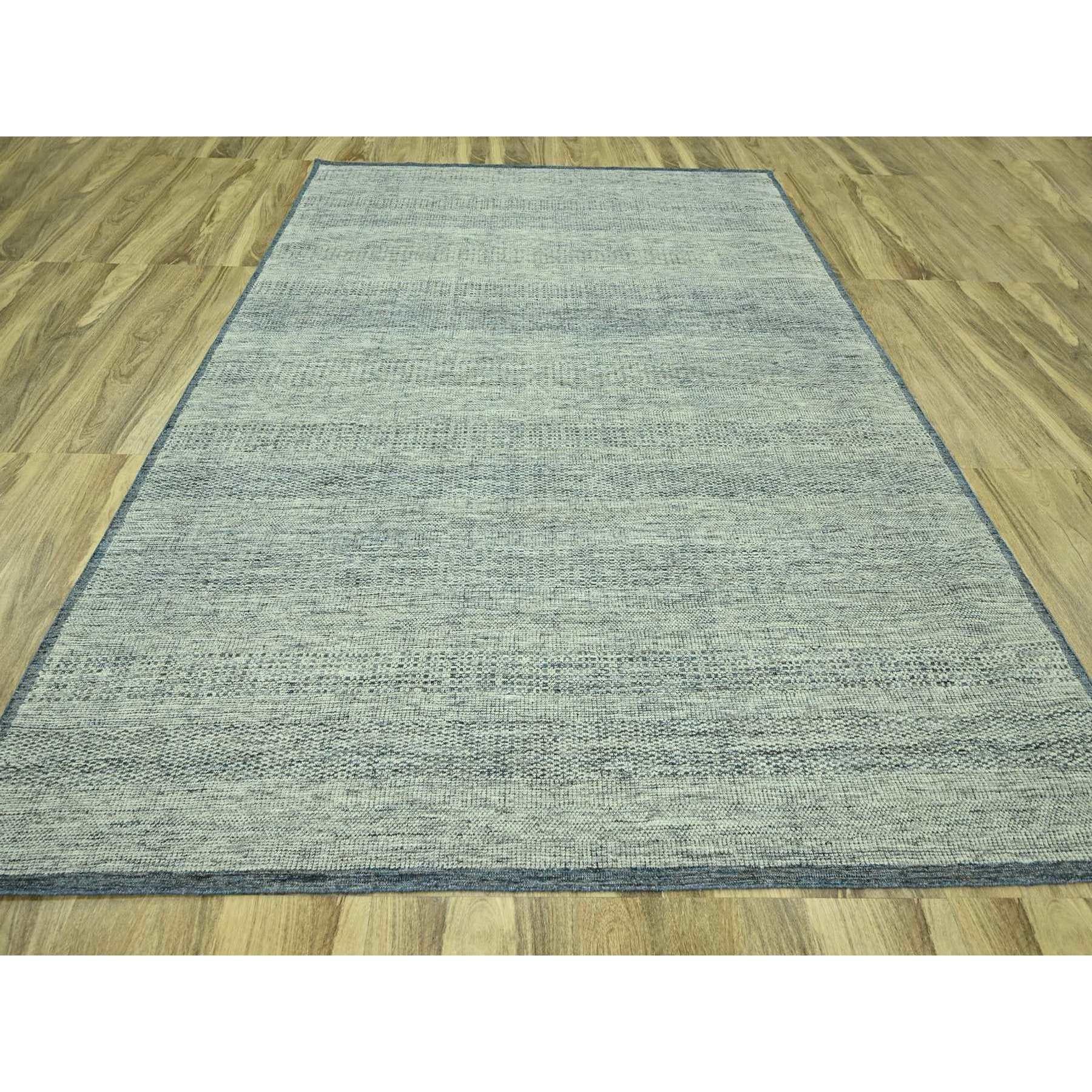 Bleu Yale et ivoire, pure laine, noué à la main, motif d'herbes oxydées et vieillies avec chaînes apparentes, tapis d'Orient
Matières premières : Laine
Latex : Pas de poils 
hauteur : 0,25 pouces
Style : Contemporain
Couleur primaire : bleu
Couleurs