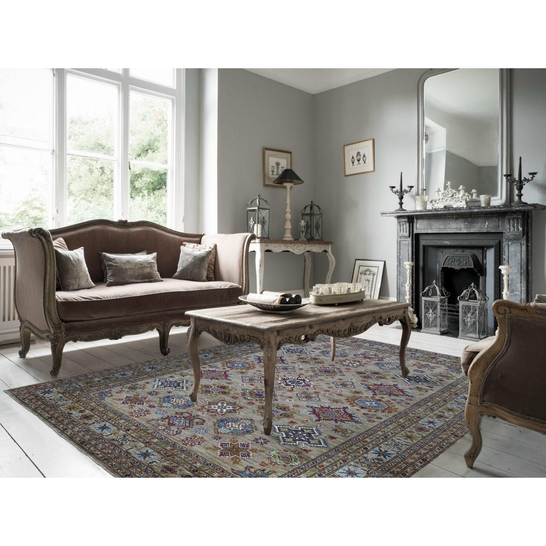 Dies ist eine wirklich echte one-of-a-kind Hand Knotted Beige Super Kazak mit geometrischen Design Extra Soft Wool Orientteppich. Es wurde monatelang von erfahrenen Kunsthandwerkern in jahrhundertealten Webtechniken geknüpft.
Primäre MATERIALIEN: