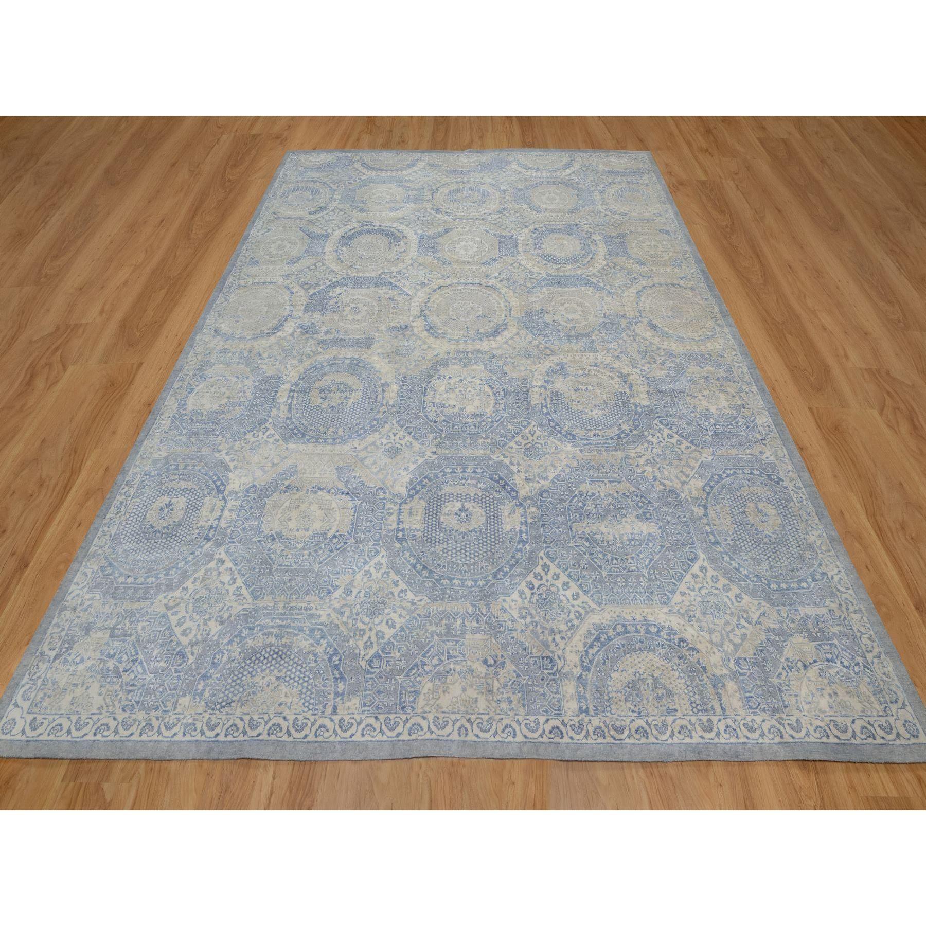 Parchemin blanc avec bleu, pur lin naturel, design Mamluk, toucher doux et soyeux, motif de médaillons brisés et effacés sur tout le pourtour, noué à la main, tapis d'Orient
Matières premières : Laine
Latex : Pas de poils 
hauteur : 0,25