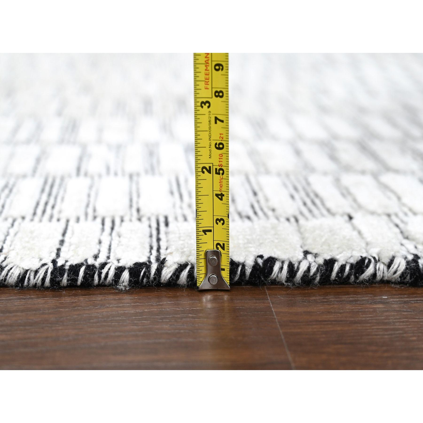 Tappeto orientale perlato bianco moderno con design a mattonelle romane, tessuto a mano. in vendita 2