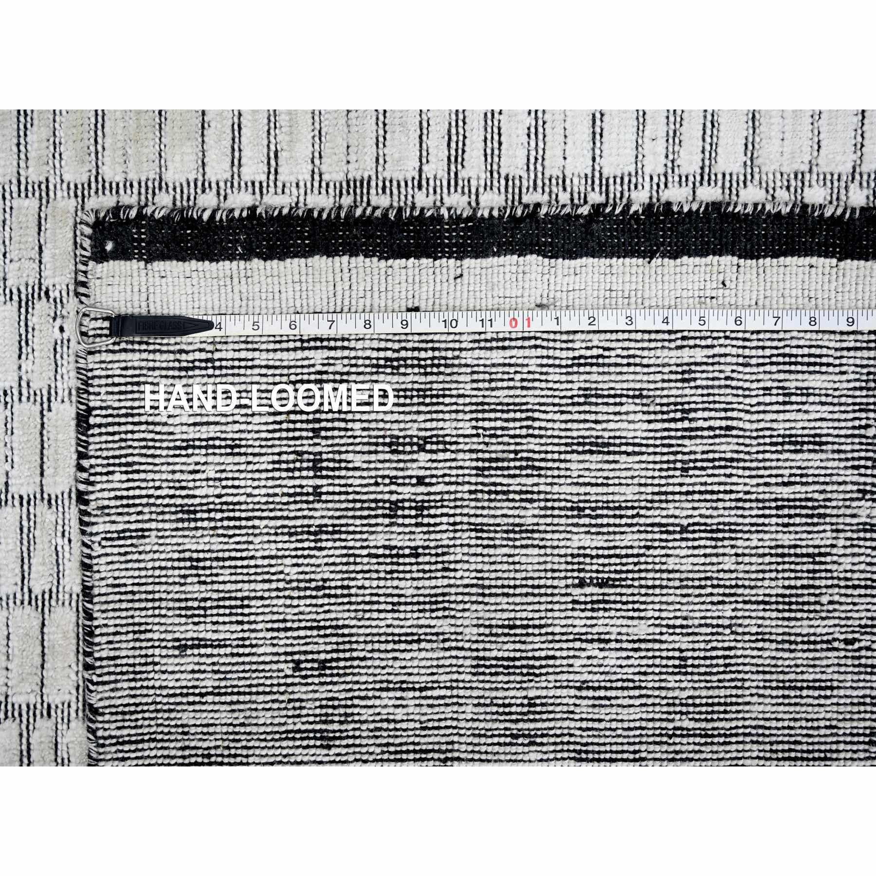 Tappeto orientale perlato bianco moderno con design a mattonelle romane, tessuto a mano. in vendita 3