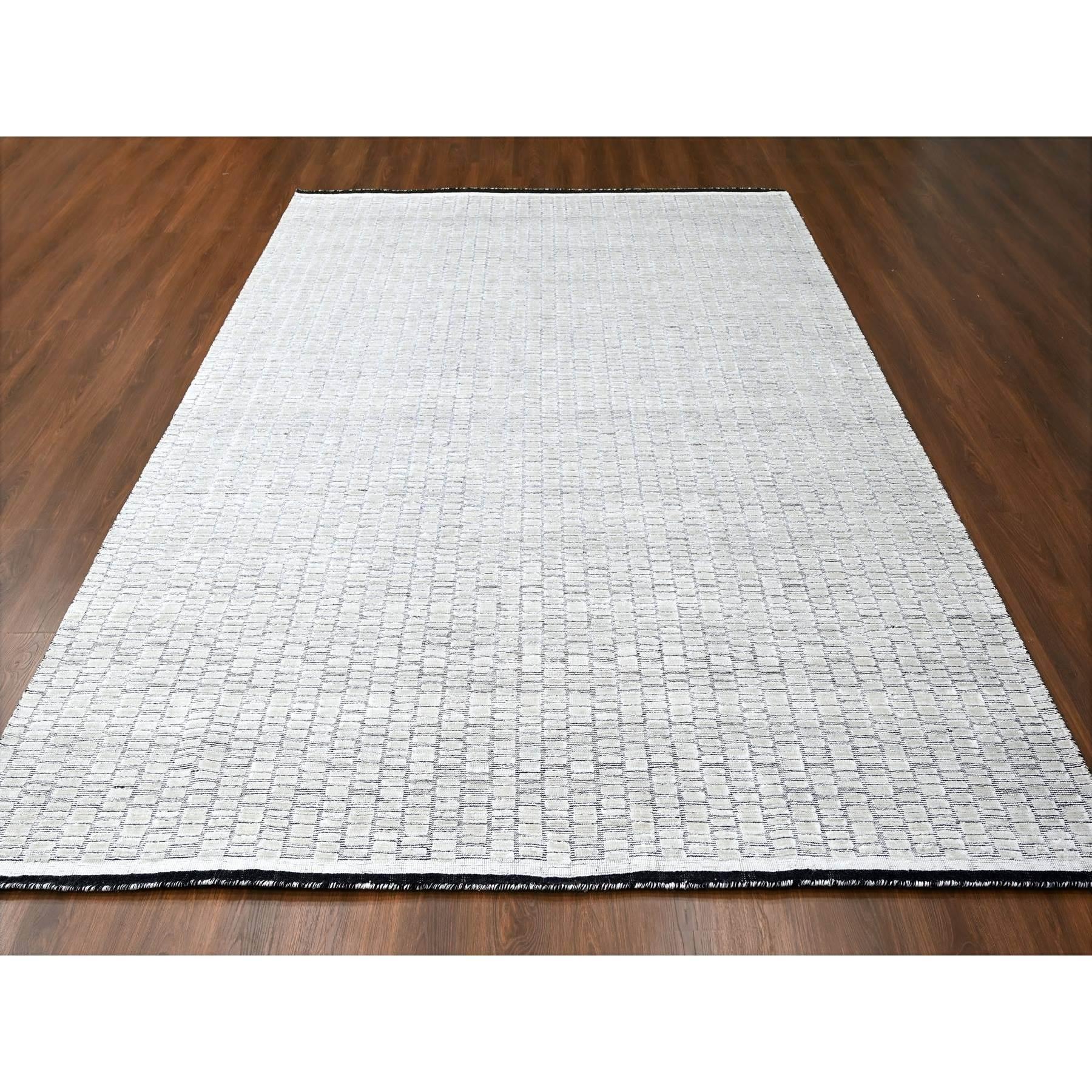 Bianco perla, tessuto a mano, 100% lana, tappeto orientale con texture moderna e disegno di piastrelle romane, tappeto orientale
Materiali primari: Lana e seta vegetale
Lattice: No Pile 
altezza: 0,25 pollici
Stile: Di transizione
Colore primario: