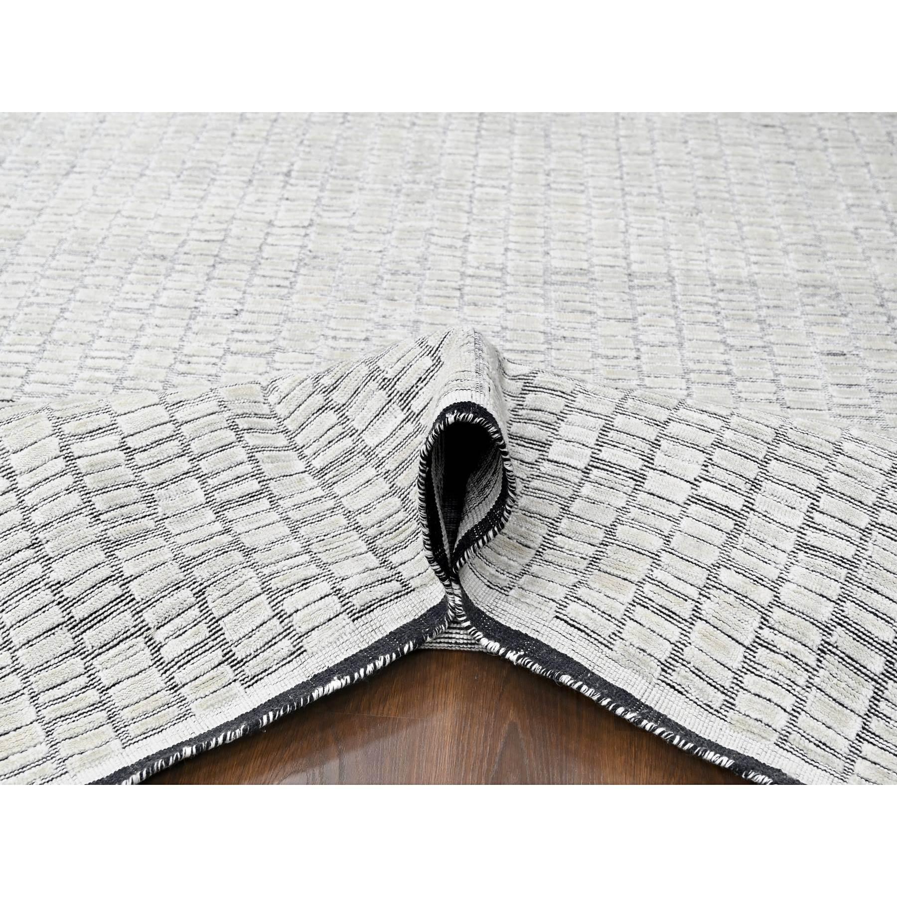 Annodato a mano Tappeto orientale perlato bianco moderno con design a mattonelle romane, tessuto a mano. in vendita