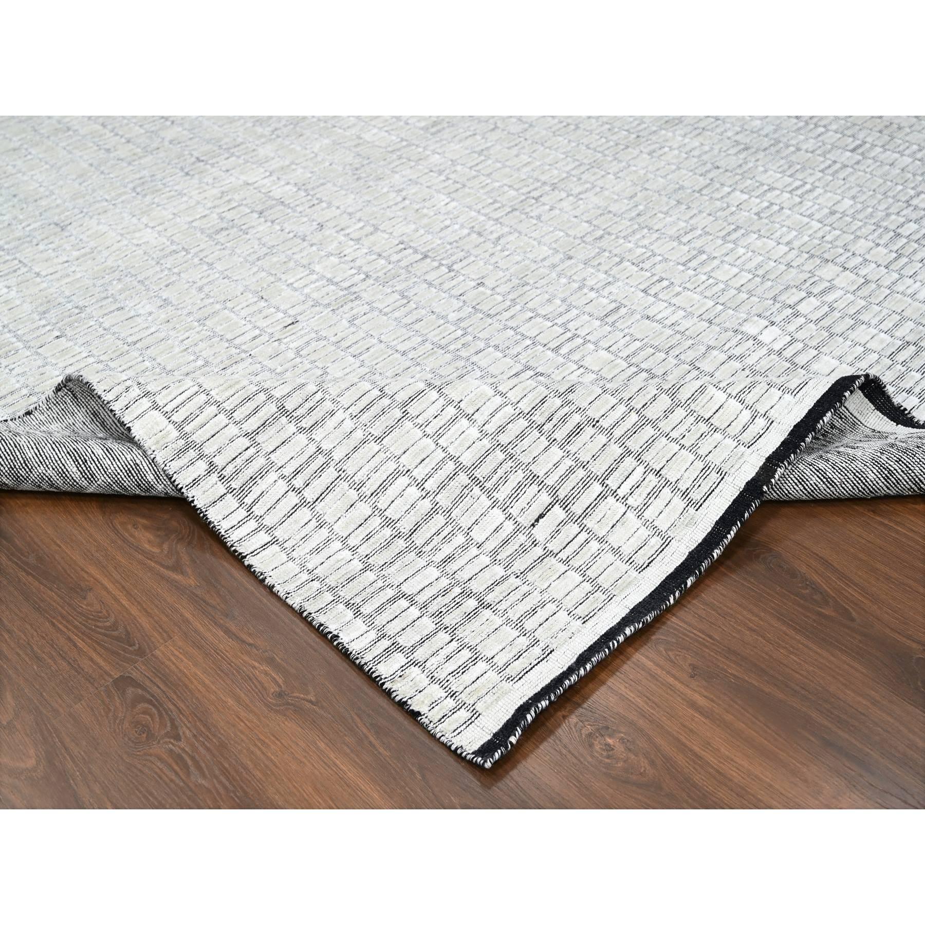 Tappeto orientale perlato bianco moderno con design a mattonelle romane, tessuto a mano. In condizioni Nuovo in vendita a Carlstadt, NJ