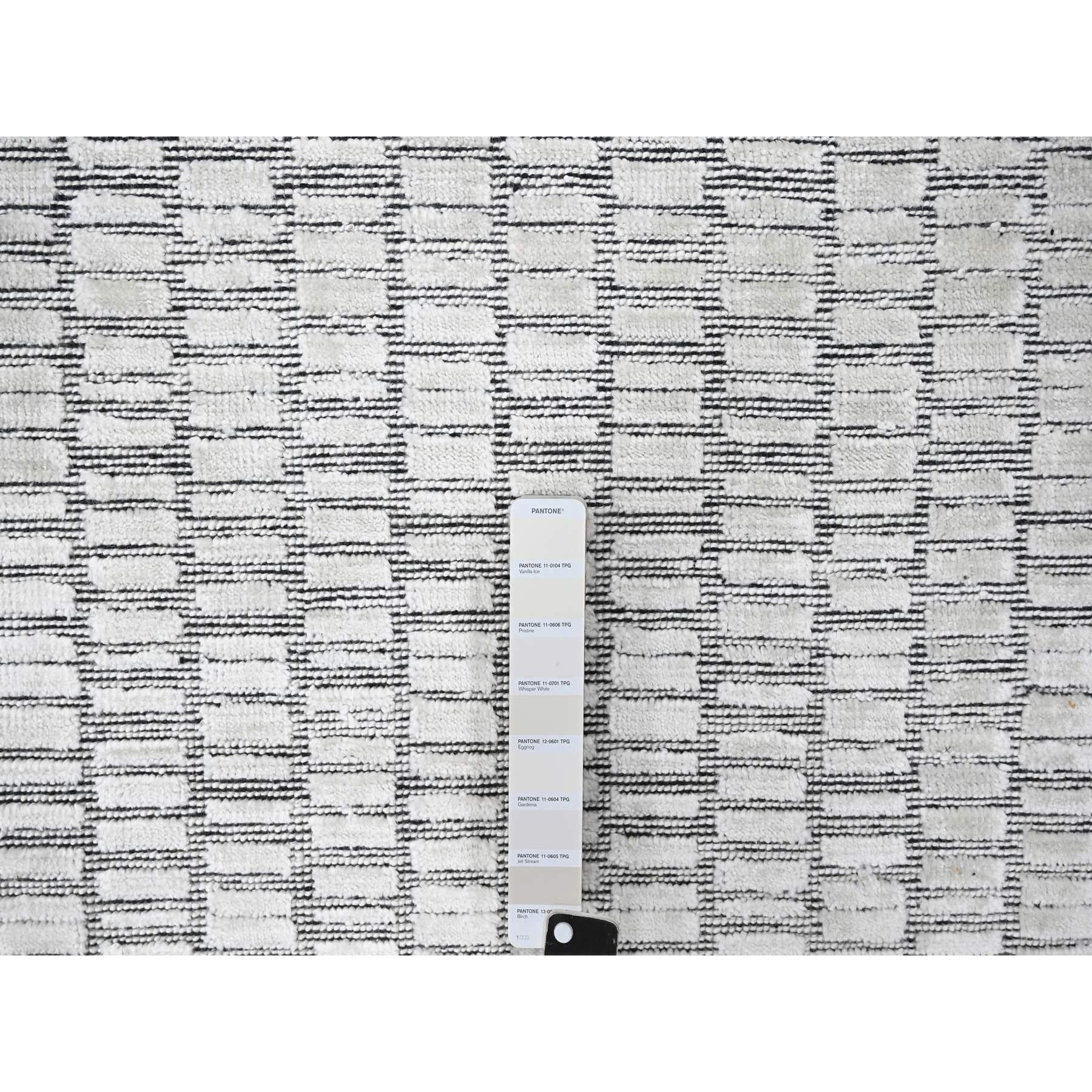 XXI secolo e contemporaneo Tappeto orientale perlato bianco moderno con design a mattonelle romane, tessuto a mano. in vendita