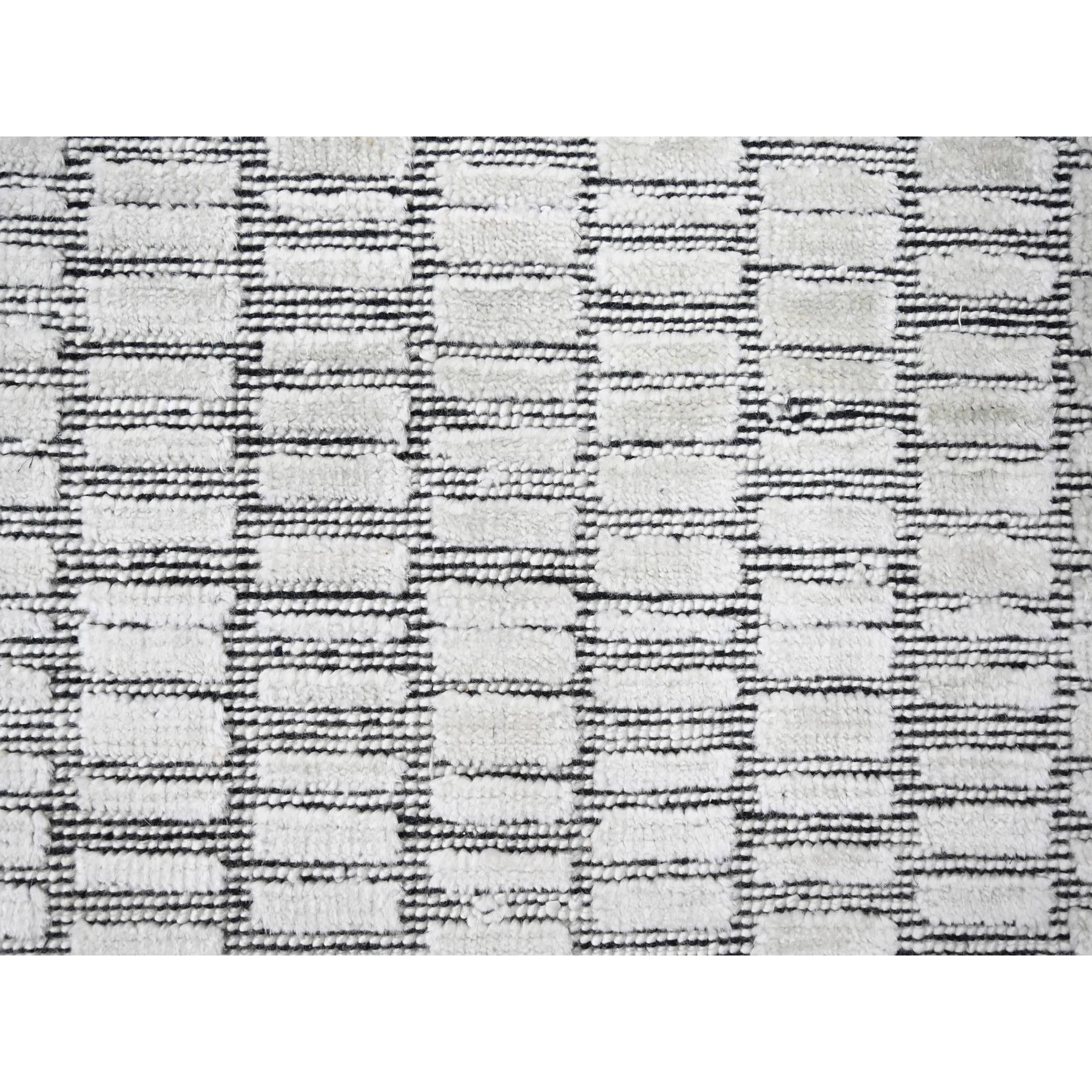 Lana Tappeto orientale perlato bianco moderno con design a mattonelle romane, tessuto a mano. in vendita