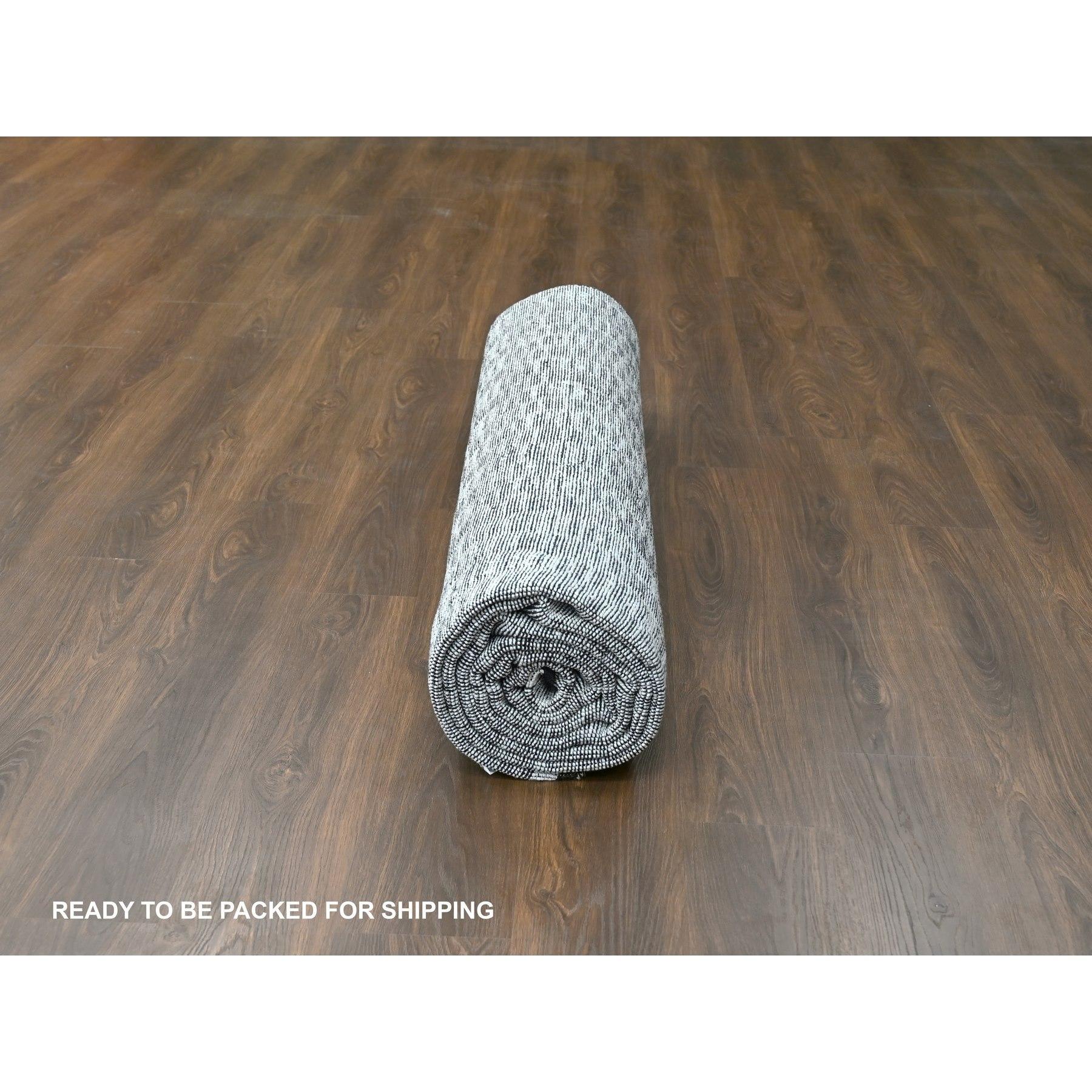 Tappeto orientale perlato bianco moderno con design a mattonelle romane, tessuto a mano. in vendita 1