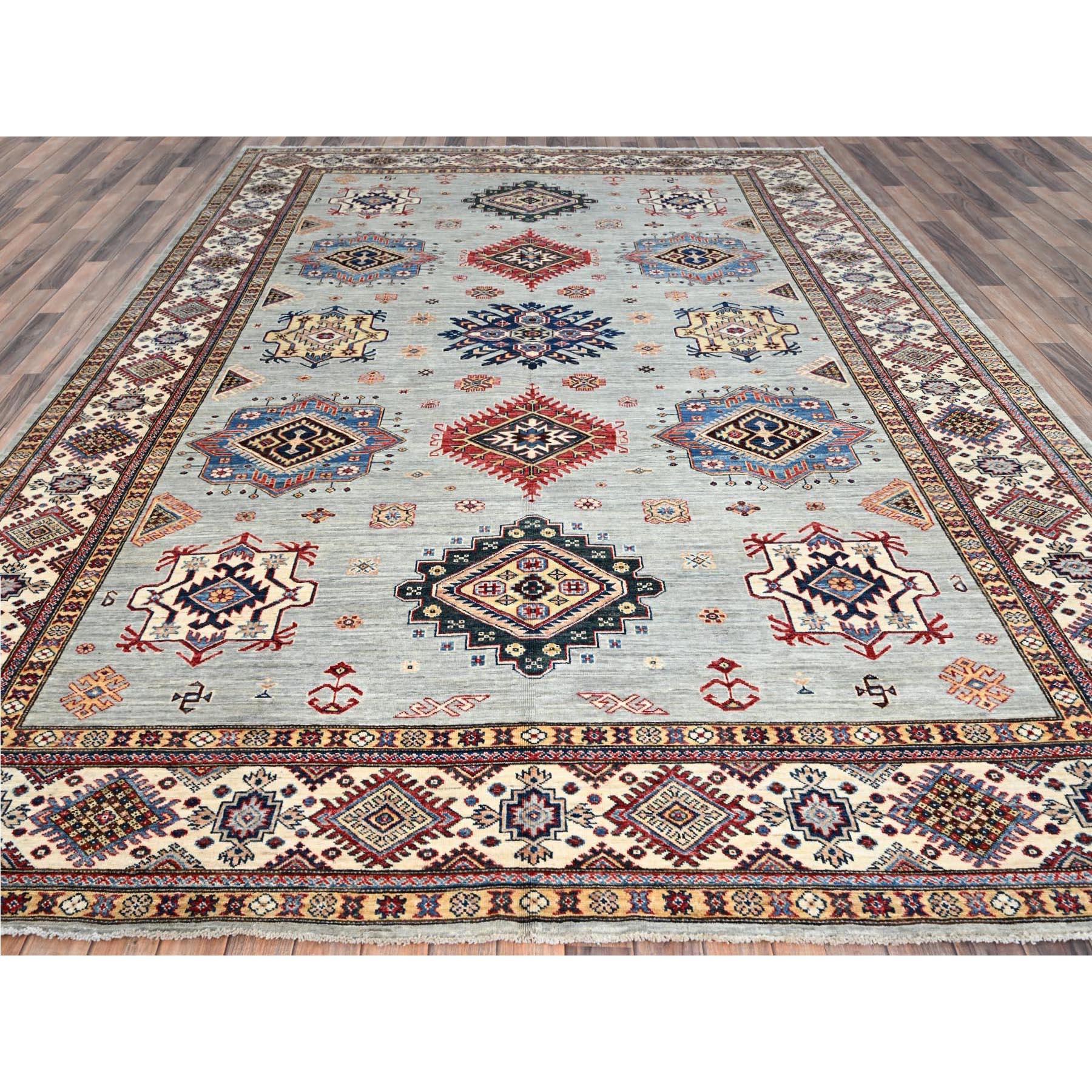 Il s'agit d'un véritable tapis d'Orient Afghan Super Kazak, noué à la main, en pure laine. Il a été noué pendant des mois et des mois selon des techniques de tissage séculaires par des artisans experts.
Matières premières : Laine
Latex : Pas de