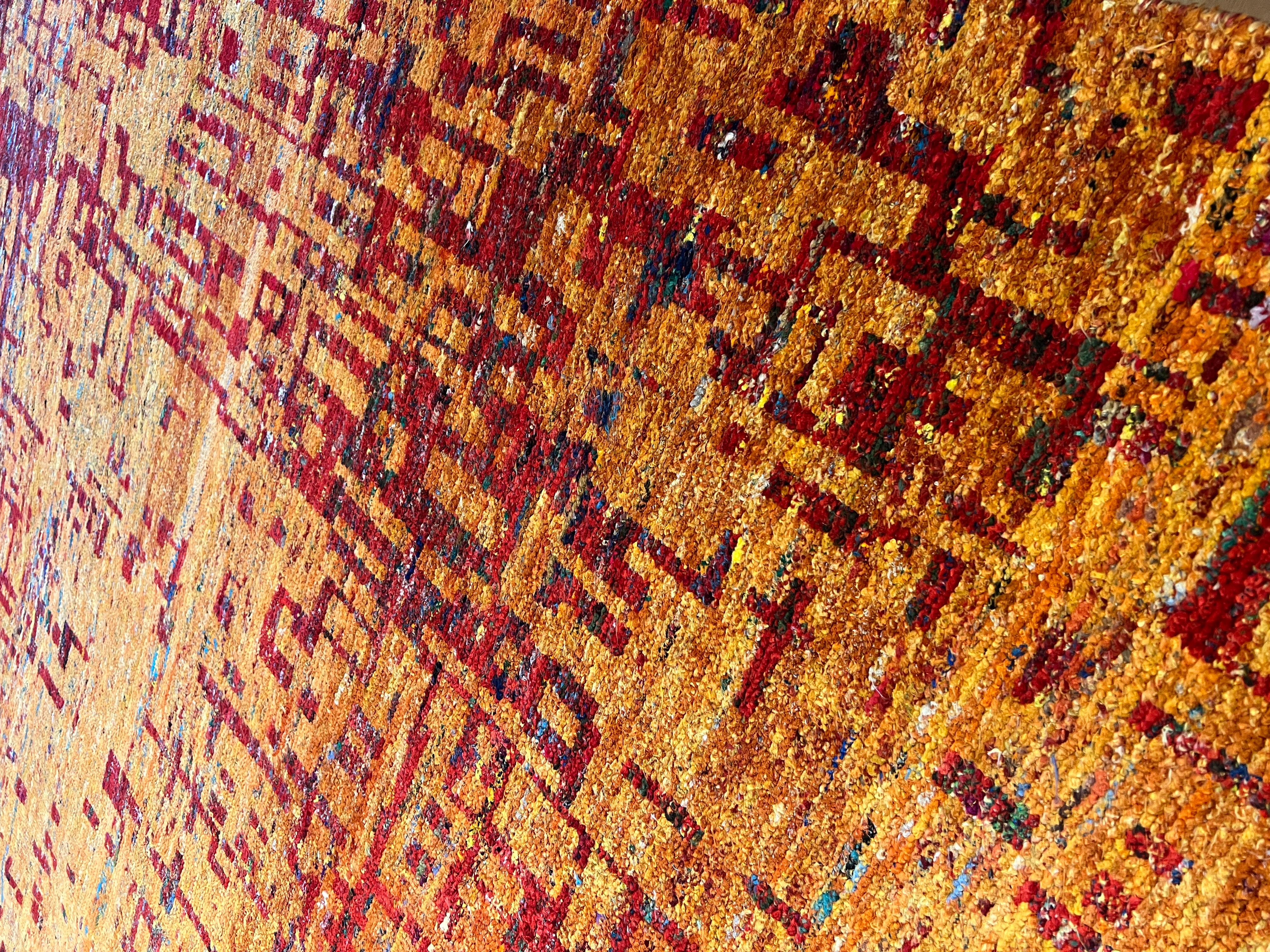 9'x12' Abstrakter Grunge Design-Teppich in Rot- und Orangetönen  im Angebot 3